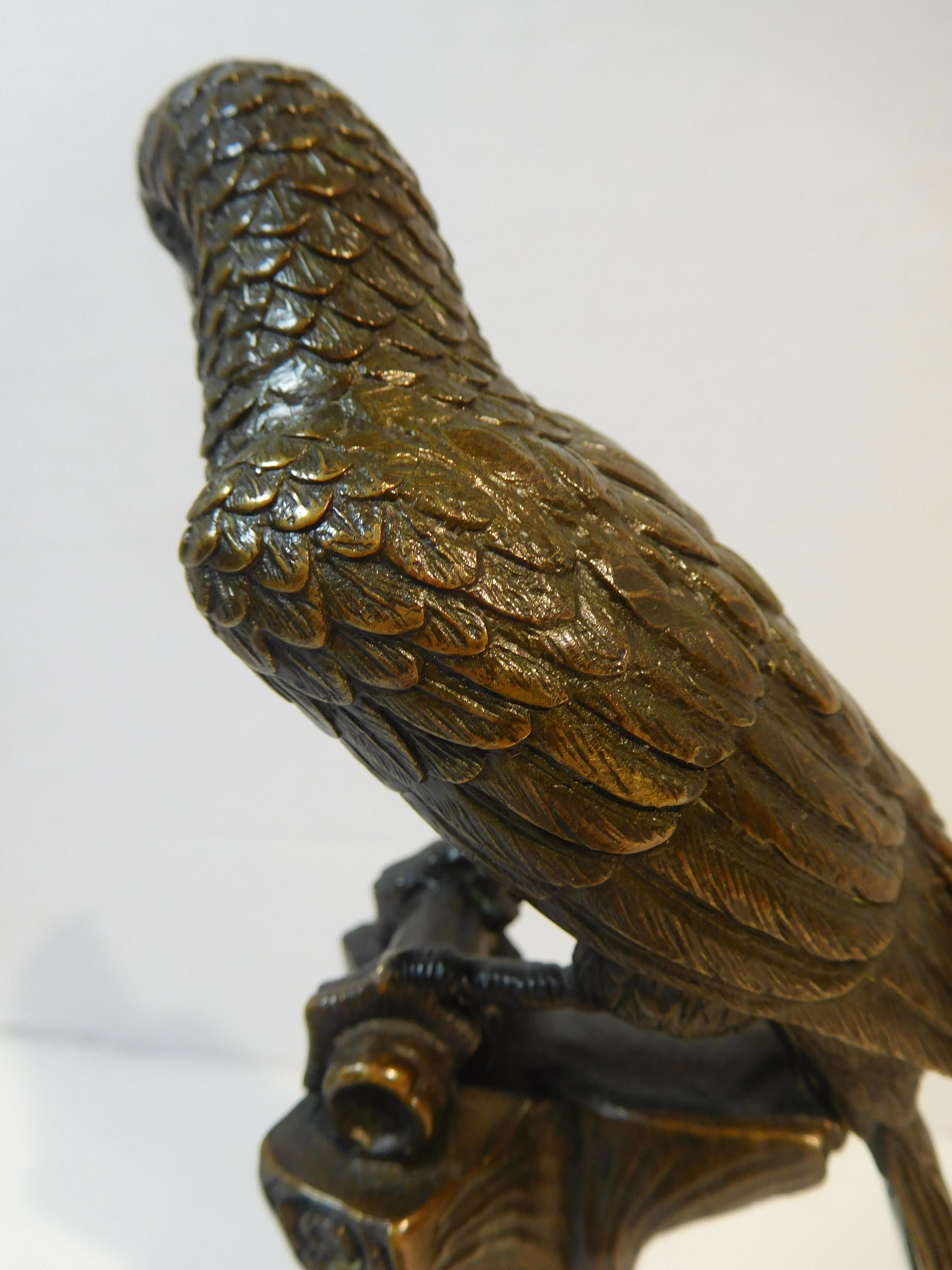 Kleine Papagei-Skulptur aus Bronze auf einer Baumskulptur, Österreich, um 1925 2