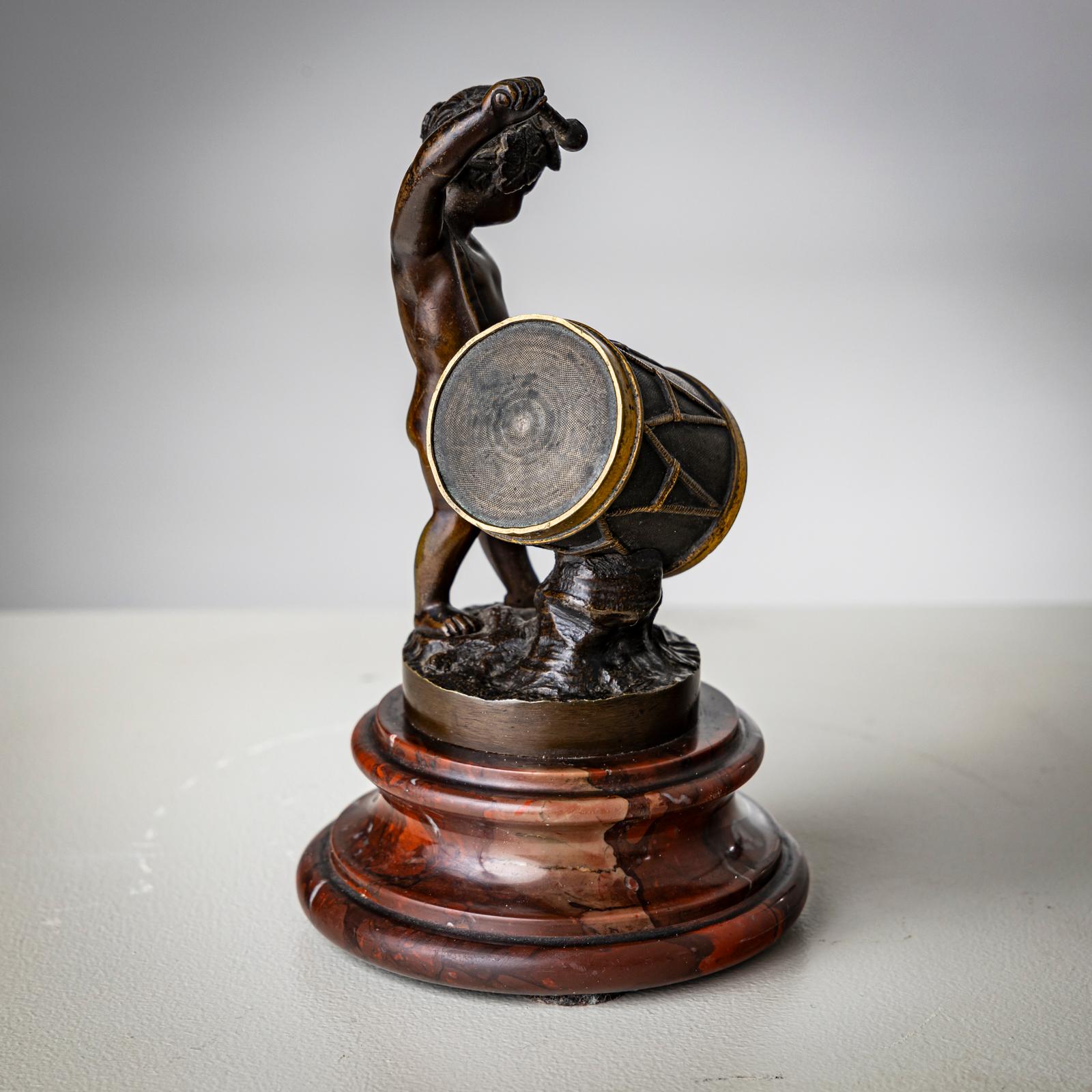 Europeo Piccola scultura in bronzo di un bambino che suona il tamburo, fine XIX secolo in vendita