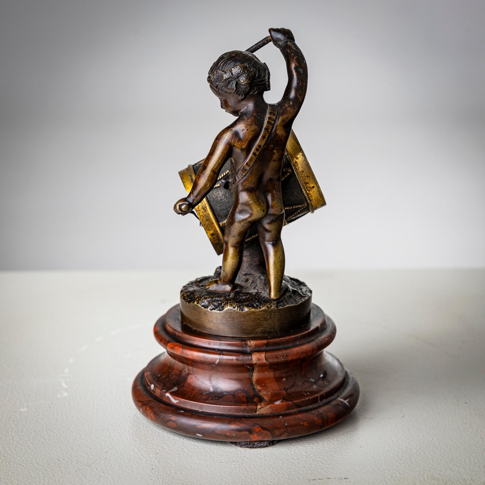Piccola scultura in bronzo di un bambino che suona il tamburo, fine XIX secolo In condizioni buone in vendita a Greding, DE