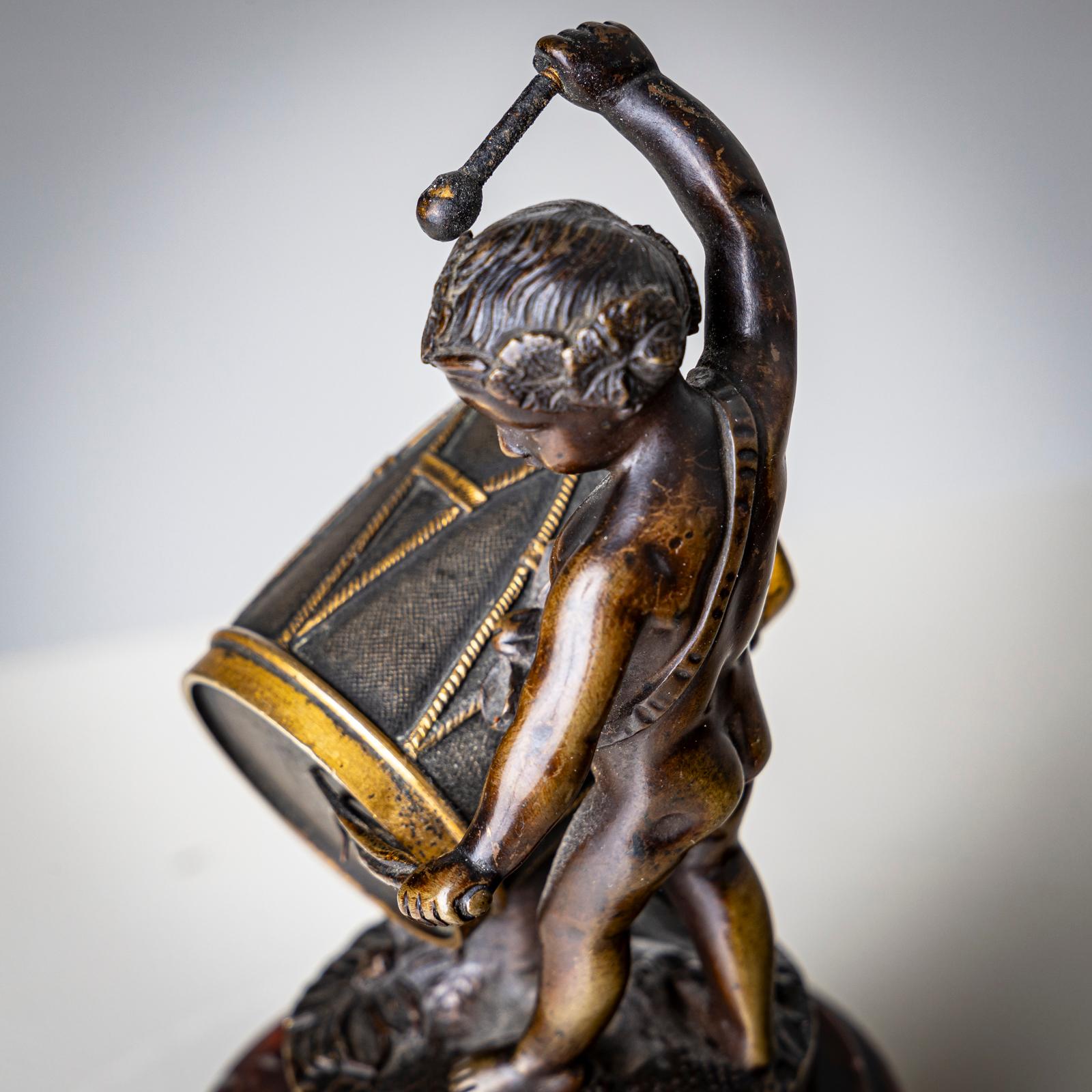 Bronzo Piccola scultura in bronzo di un bambino che suona il tamburo, fine XIX secolo in vendita