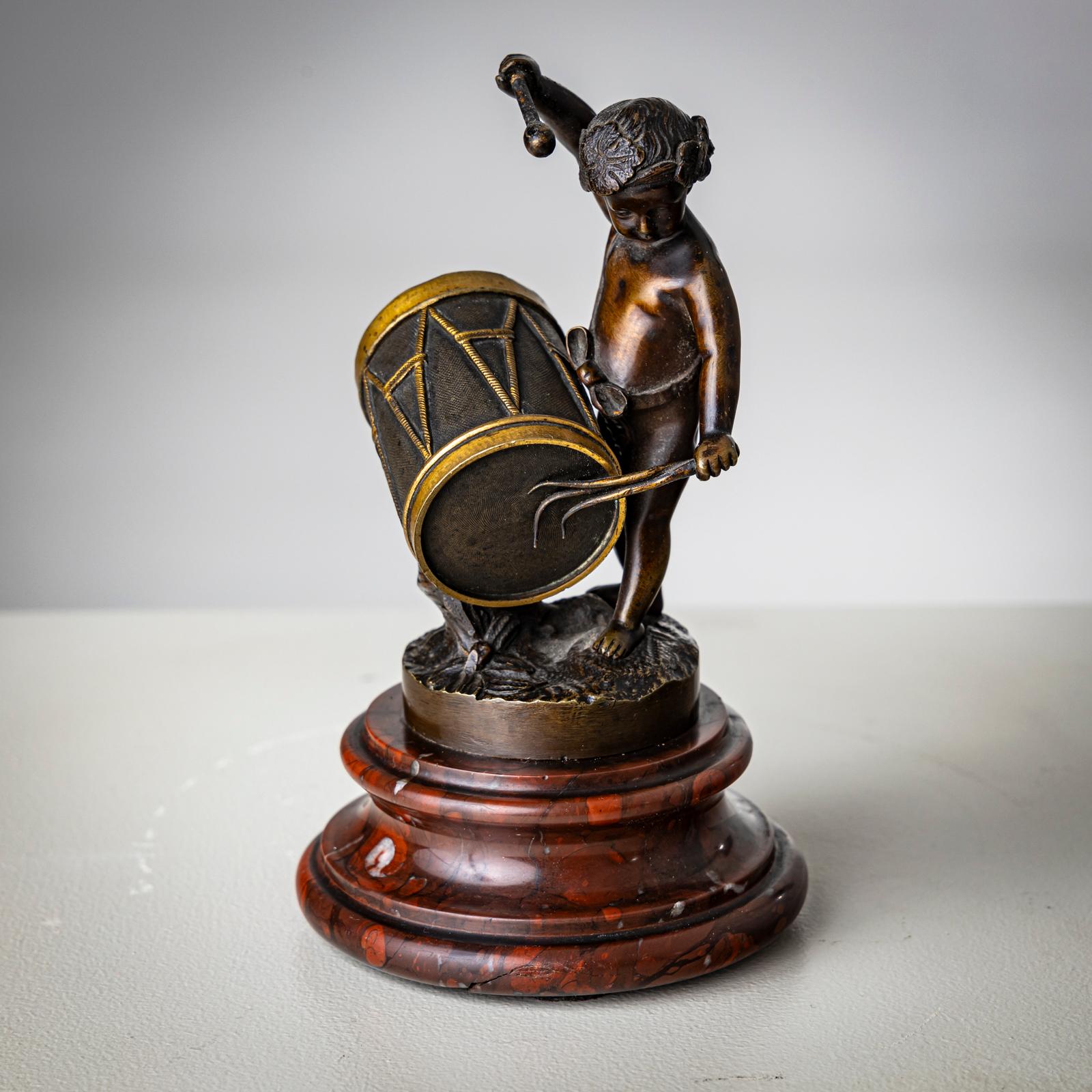 Piccola scultura in bronzo di un bambino che suona il tamburo, fine XIX secolo in vendita 1