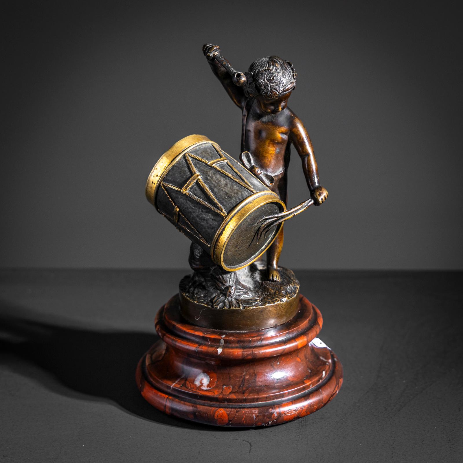 Piccola scultura in bronzo di un bambino che suona il tamburo, fine XIX secolo in vendita 2