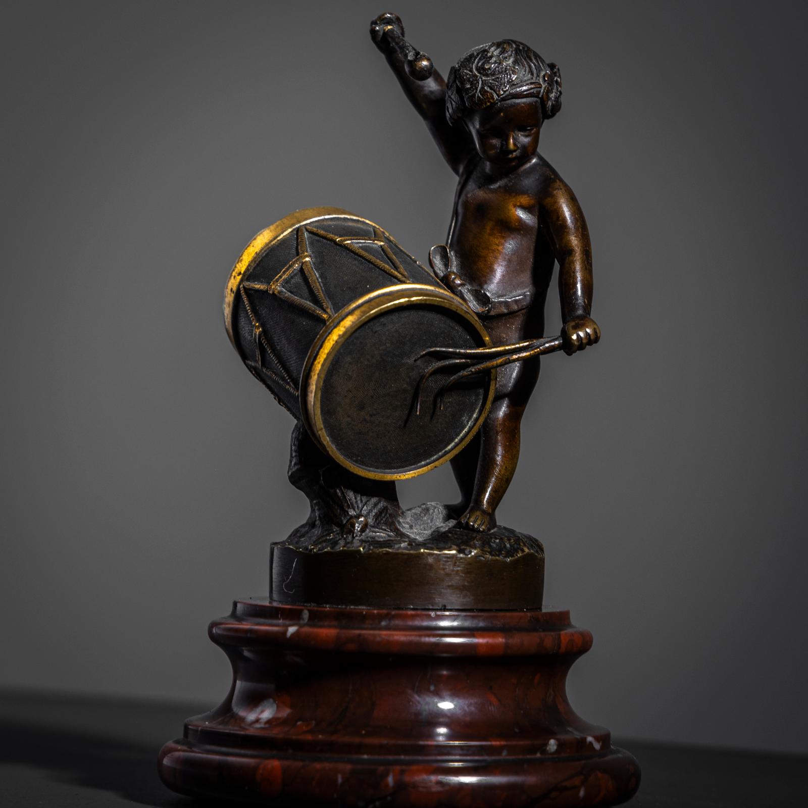 Piccola scultura in bronzo di un bambino che suona il tamburo, fine XIX secolo in vendita 3