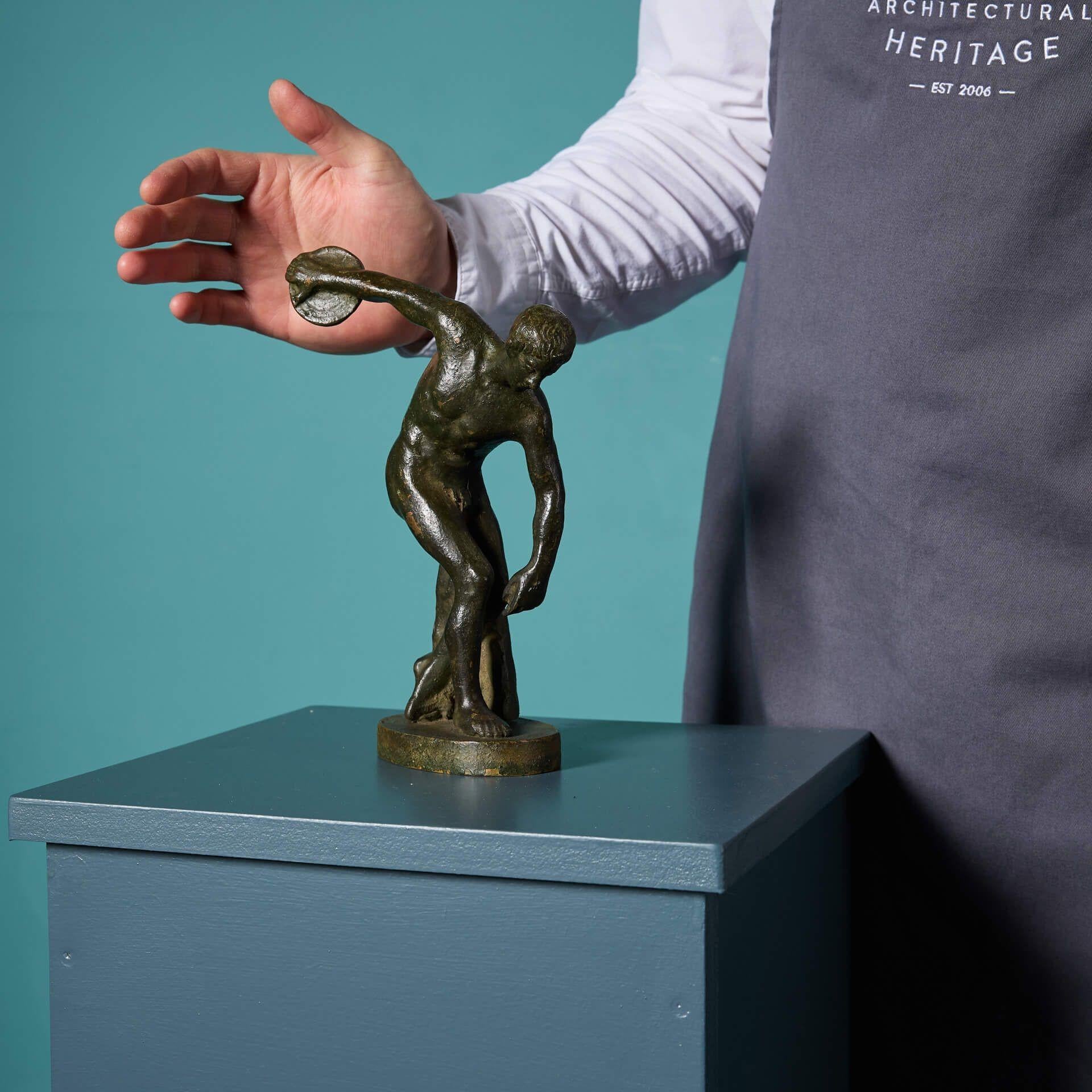 Una piccola scultura in bronzo patinato del Discobolo di Myron, secondo l'antico.

Risalente al 1880 circa, la statua raffigura una figura maschile in una classica posa in bilico come se fosse pronta a lanciare il suo disco, proprio come
