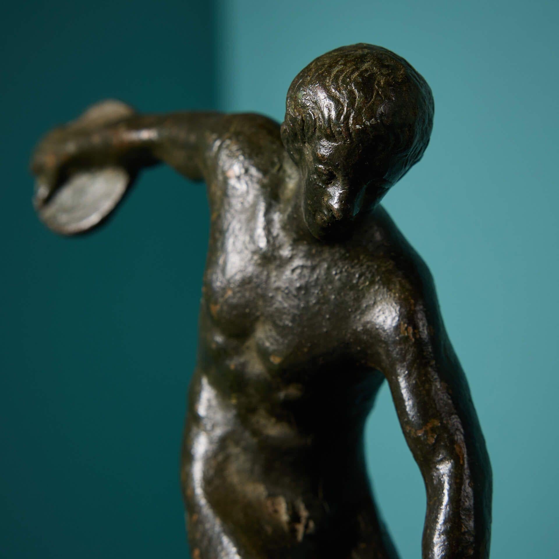 Grand Tour Piccola scultura in bronzo del Discobolo di Myron dopo l'Antico in vendita