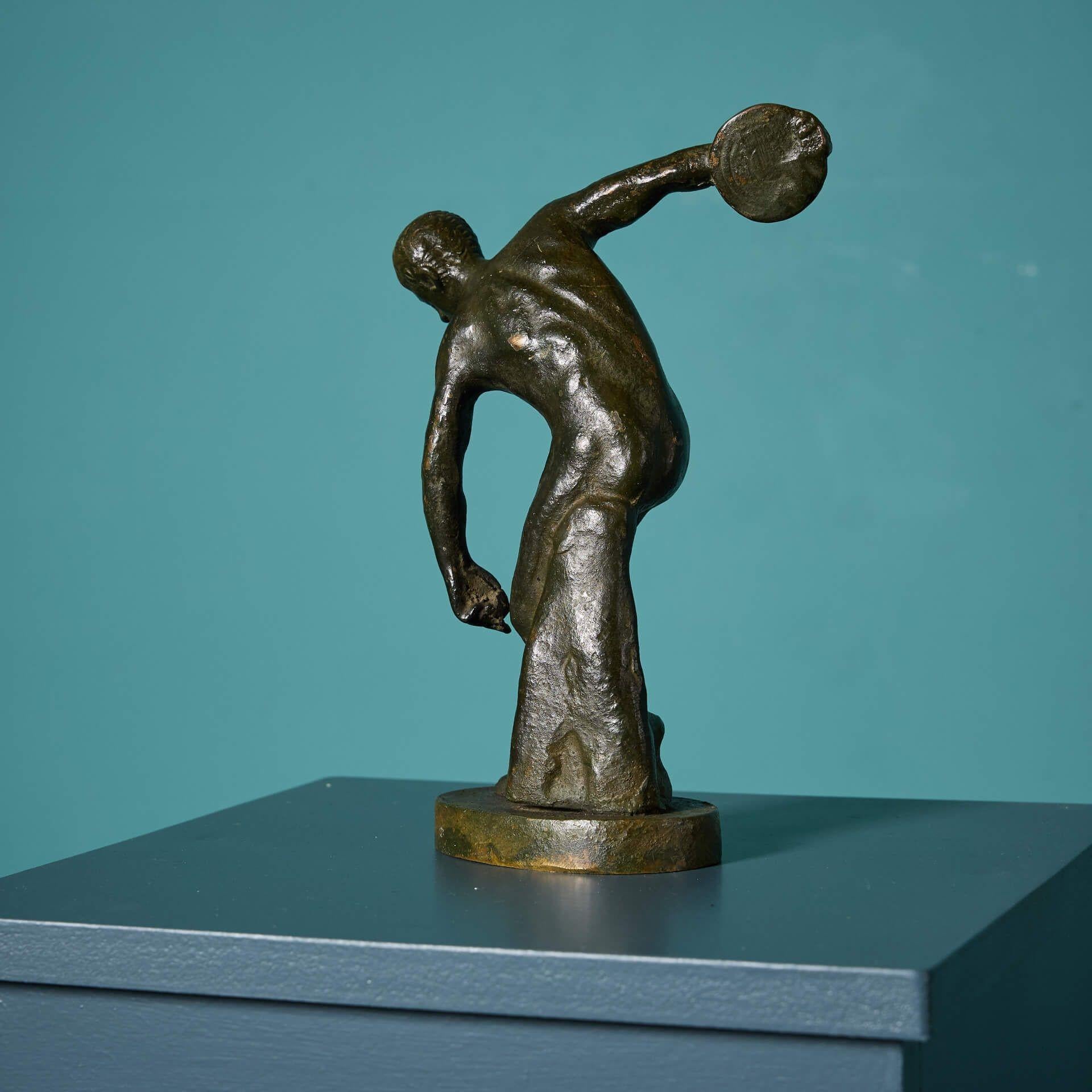 Patinato Piccola scultura in bronzo del Discobolo di Myron dopo l'Antico in vendita