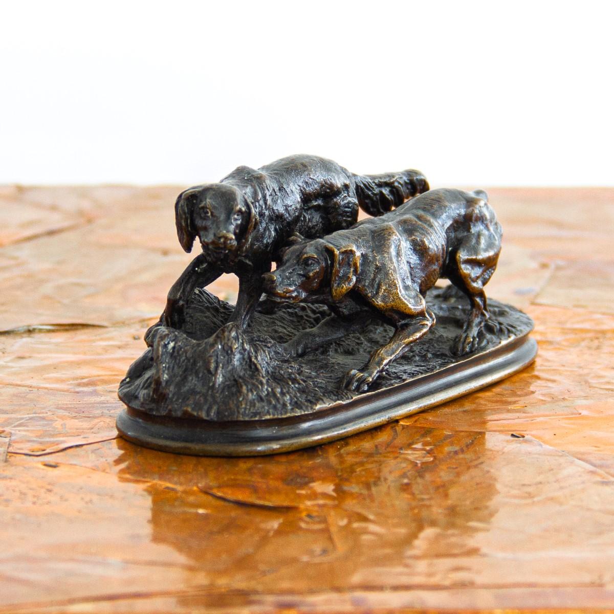 Pequeña Escultura de Bronce de Dos Perros de Caza Francés en venta