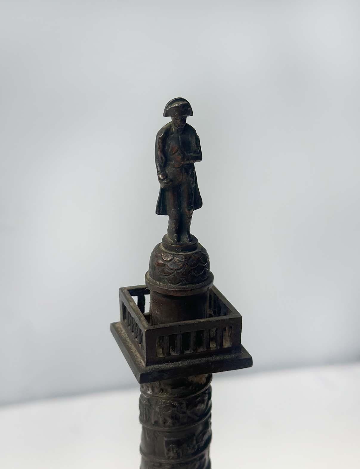 Francese Piccola statua in bronzo della Colonna Vendôme su base di marmo in vendita