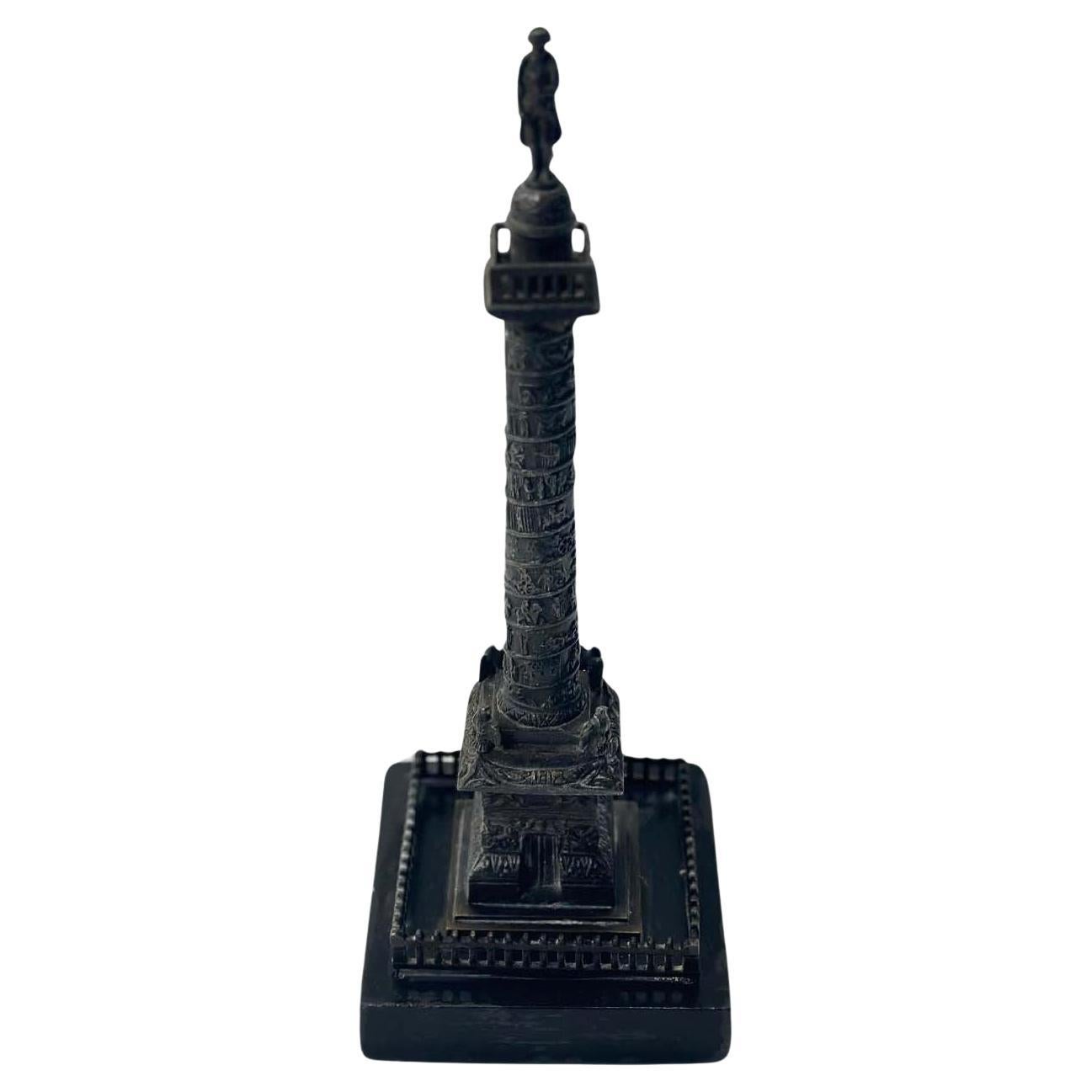 Piccola statua in bronzo della Colonna Vendôme su base di marmo