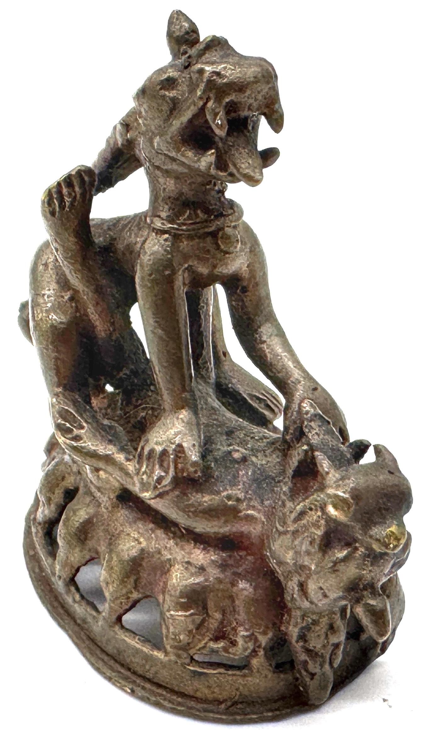 Pequeña escultura figurada tribal de bronce, posiblemente de África occidental, siglo XX
Dimensiones: 2,5