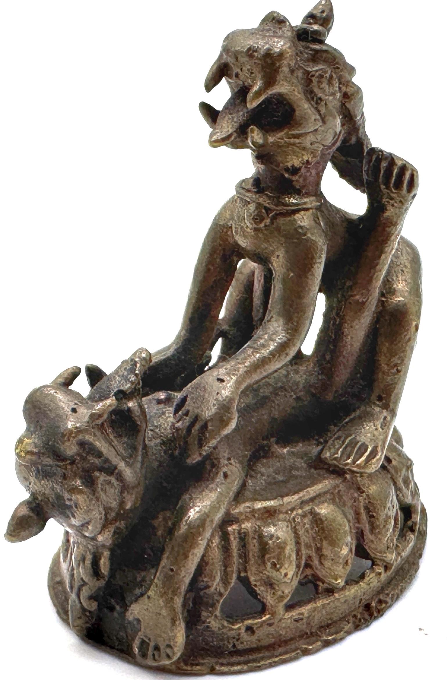 Pequeña escultura figurada tribal de bronce, posiblemente de África occidental, siglo XX Tribal en venta