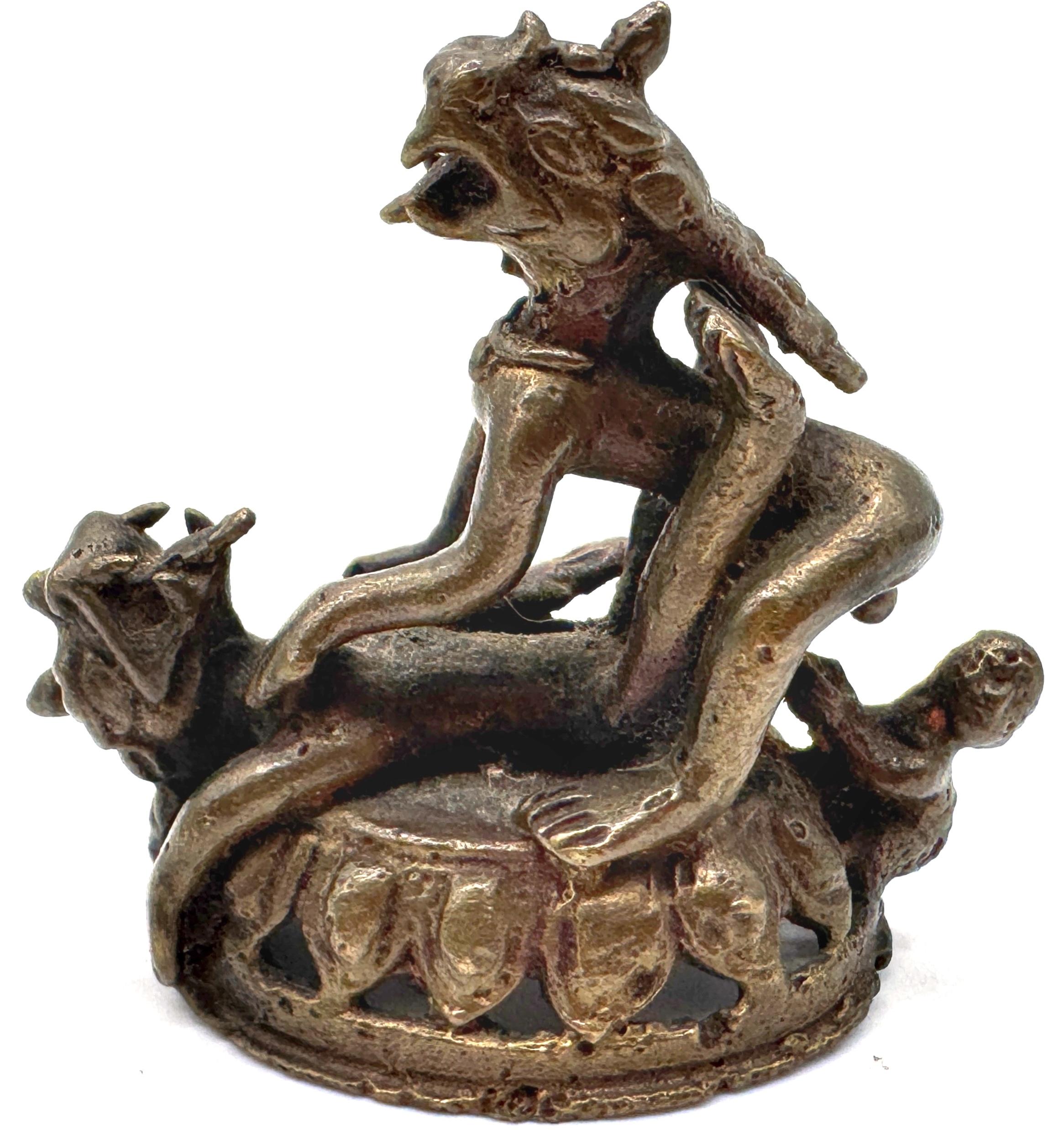 Pequeña escultura figurada tribal de bronce, posiblemente de África occidental, siglo XX Africano en venta