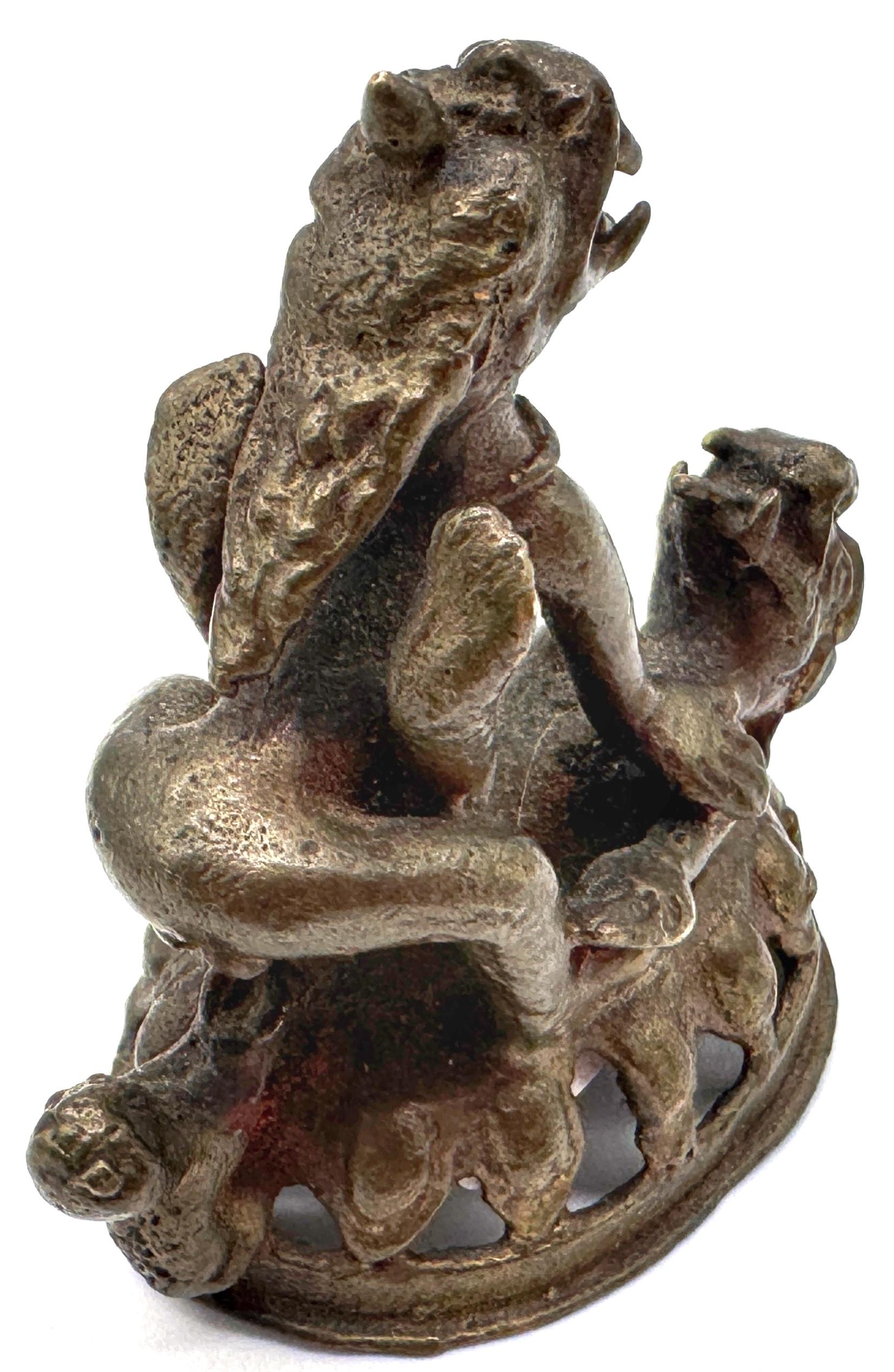 Pequeña escultura figurada tribal de bronce, posiblemente de África occidental, siglo XX Bronce en venta