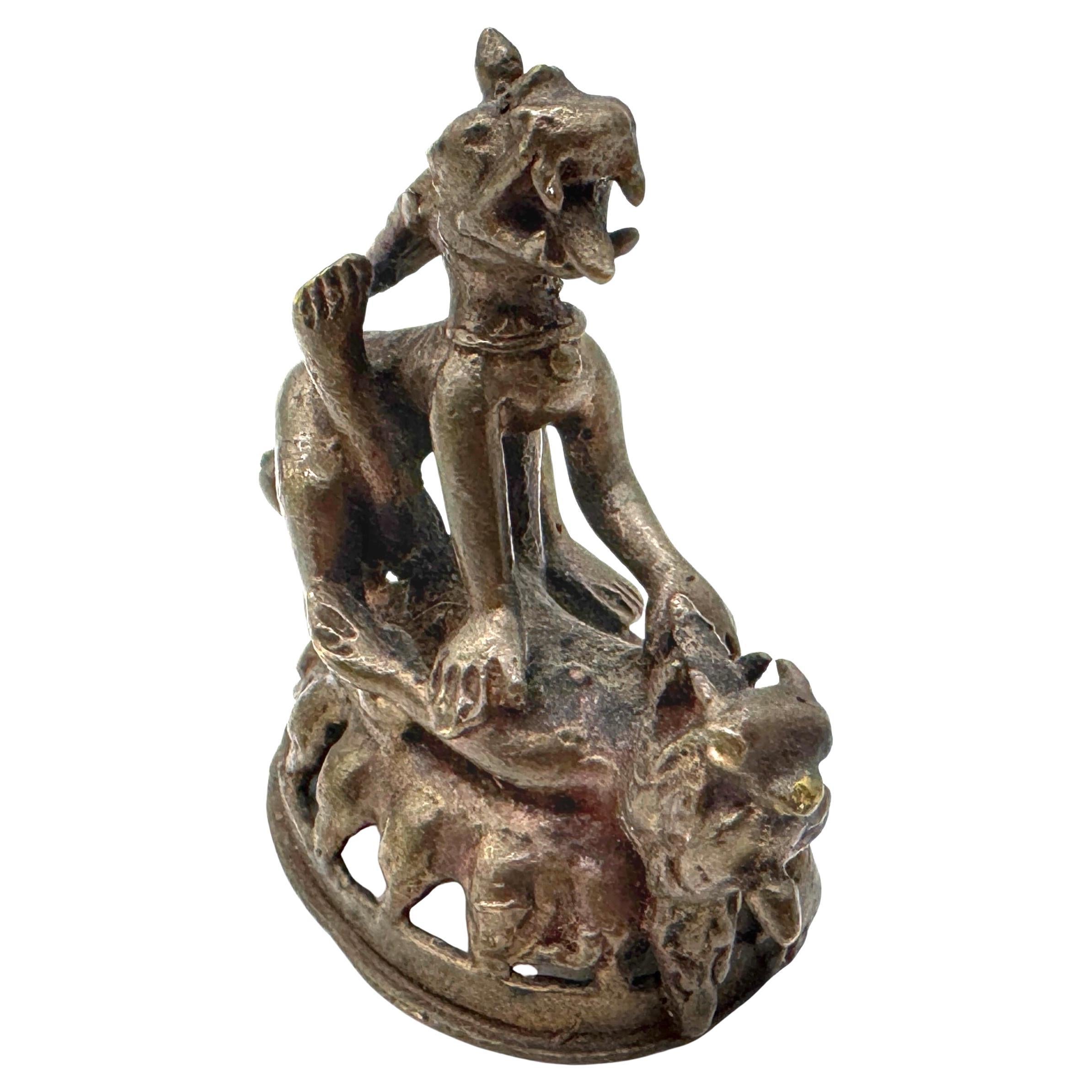 Pequeña escultura figurada tribal de bronce, posiblemente de África occidental, siglo XX en venta