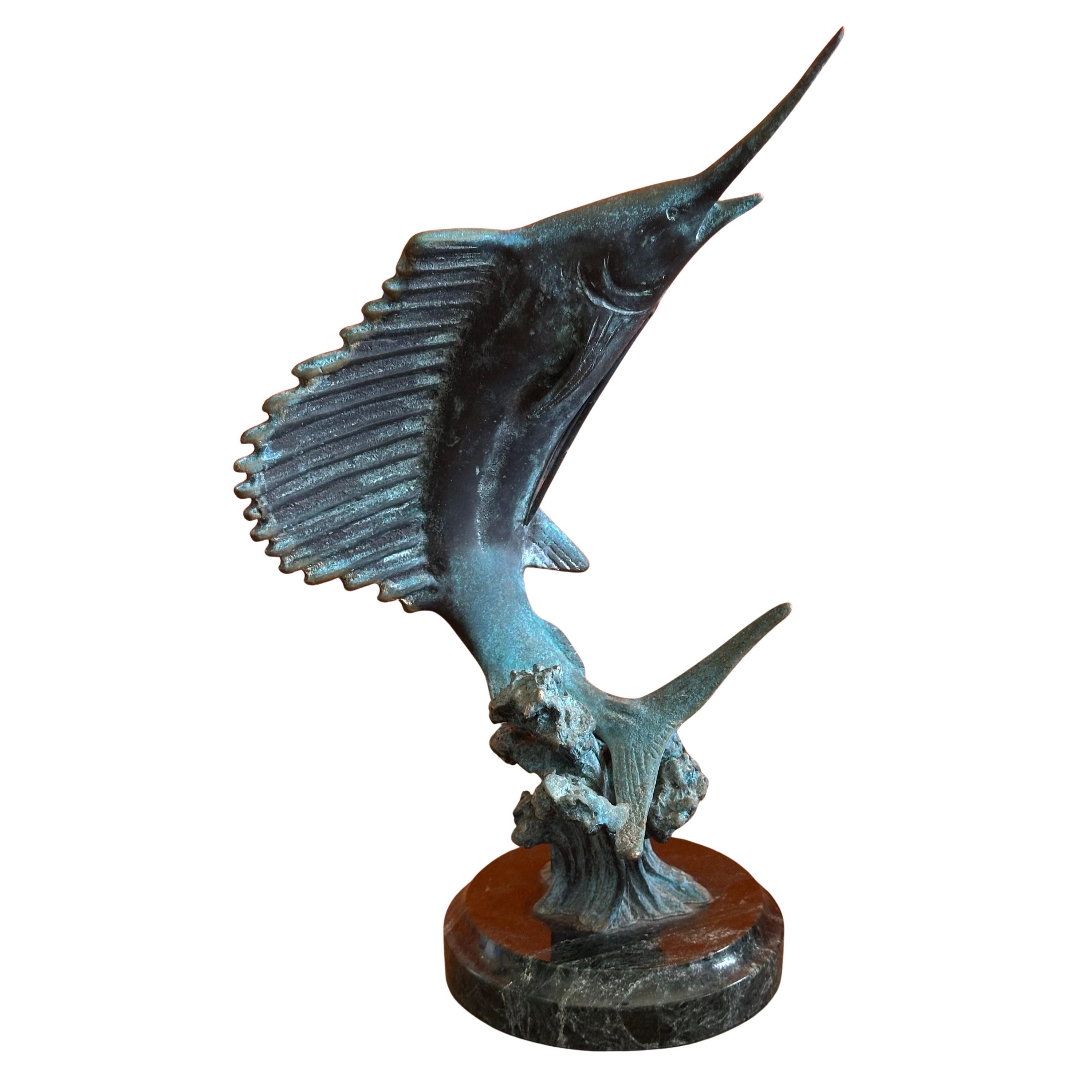 Piccola scultura in bronzo Verdigris di pesce spada/marlin su base di marmo in vendita 4