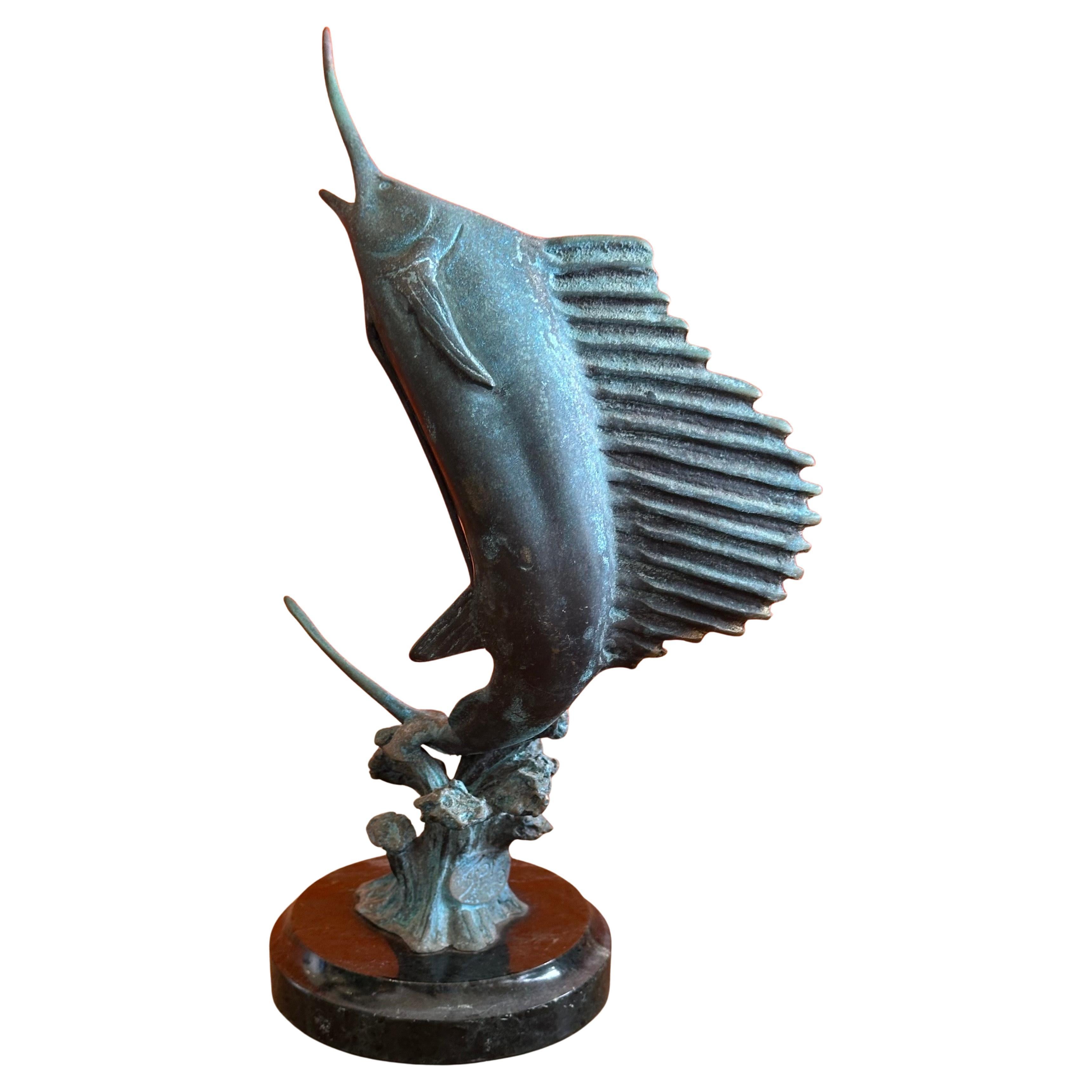 Una piccola scultura in bronzo verdognolo di pesce spada/marlin su base di marmo, circa anni '90. Il pezzo ha una patina meravigliosa e misura 5,5