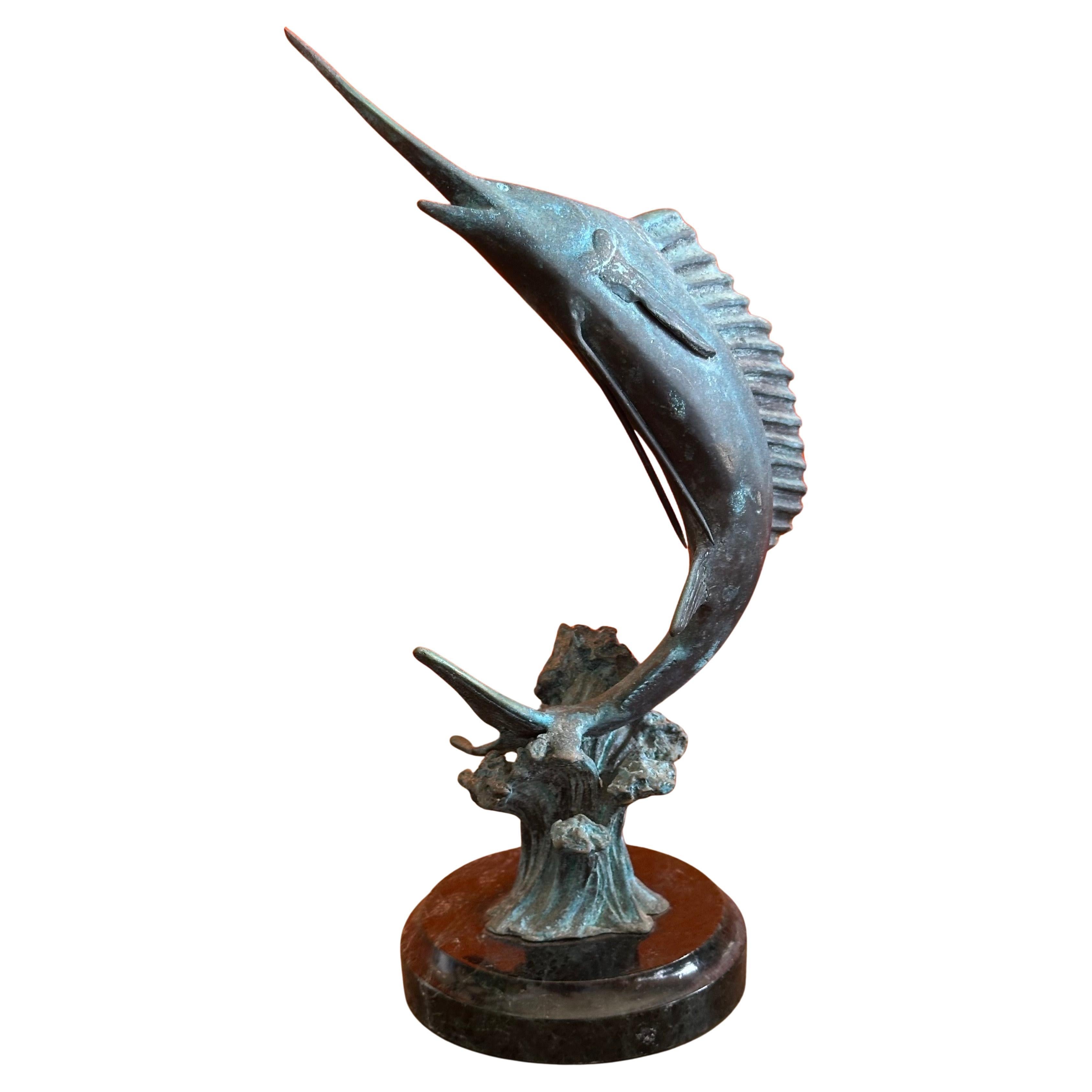 Giapponese Piccola scultura in bronzo Verdigris di pesce spada/marlin su base di marmo in vendita