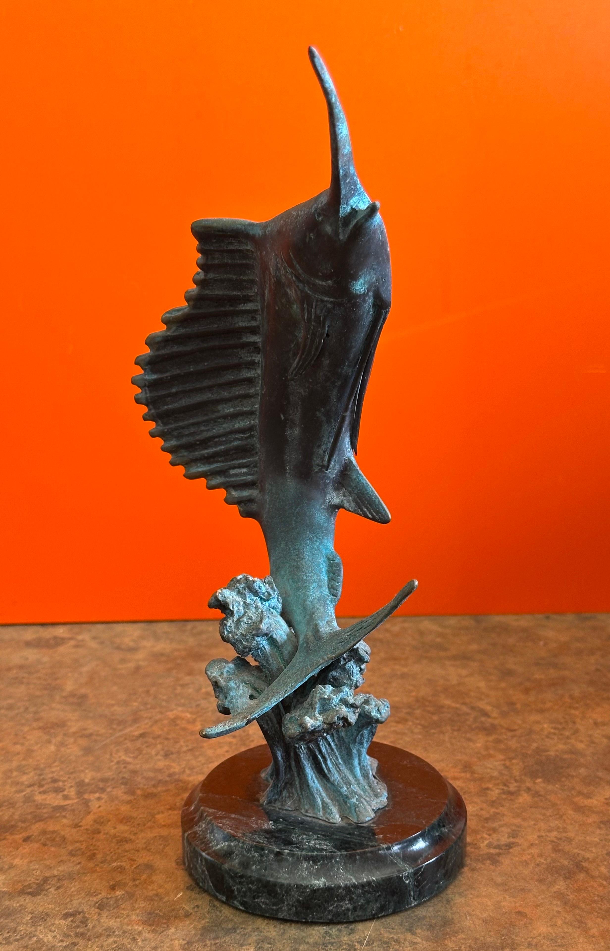 Piccola scultura in bronzo Verdigris di pesce spada/marlin su base di marmo In condizioni buone in vendita a San Diego, CA