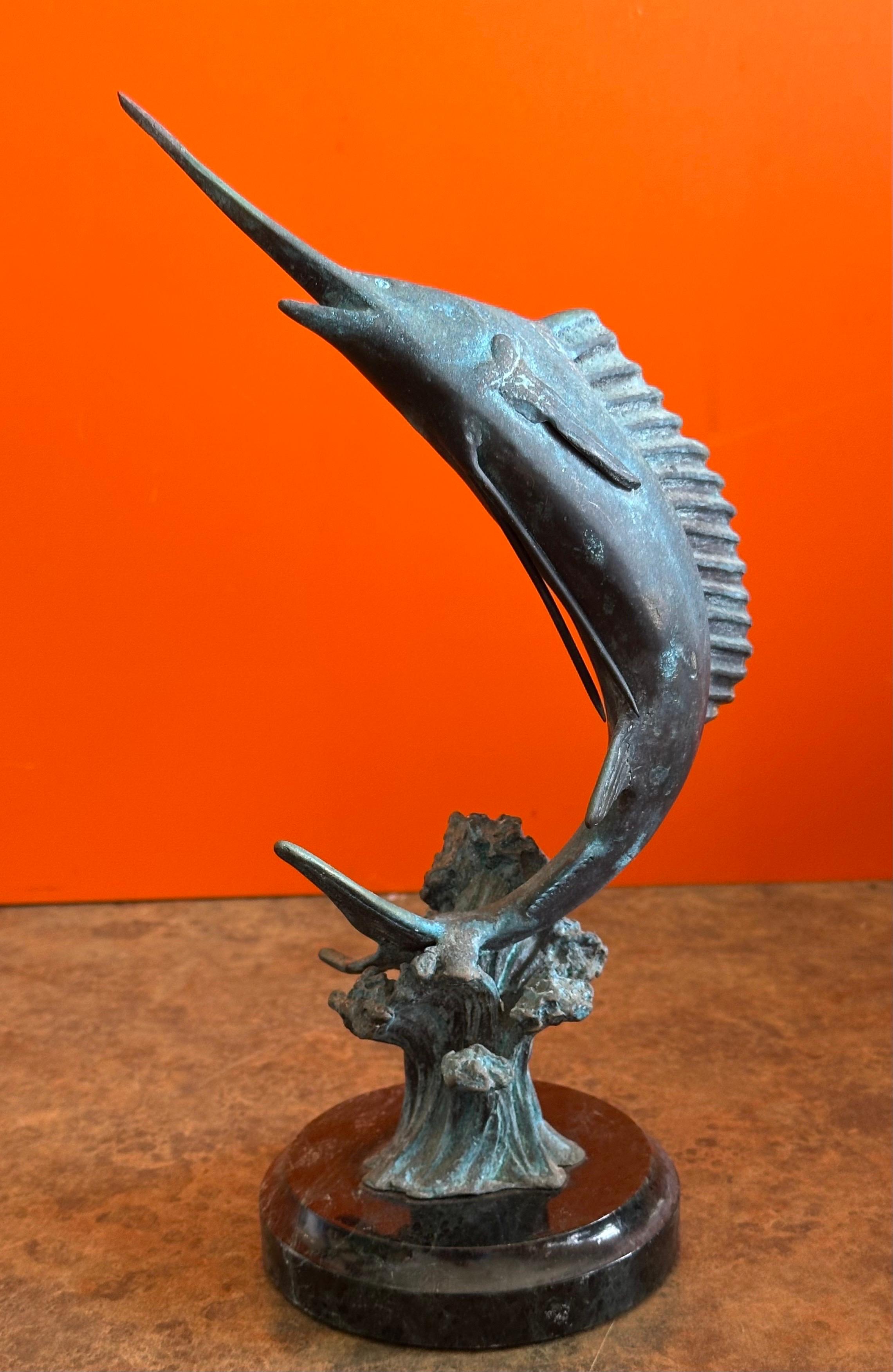 XX secolo Piccola scultura in bronzo Verdigris di pesce spada/marlin su base di marmo in vendita
