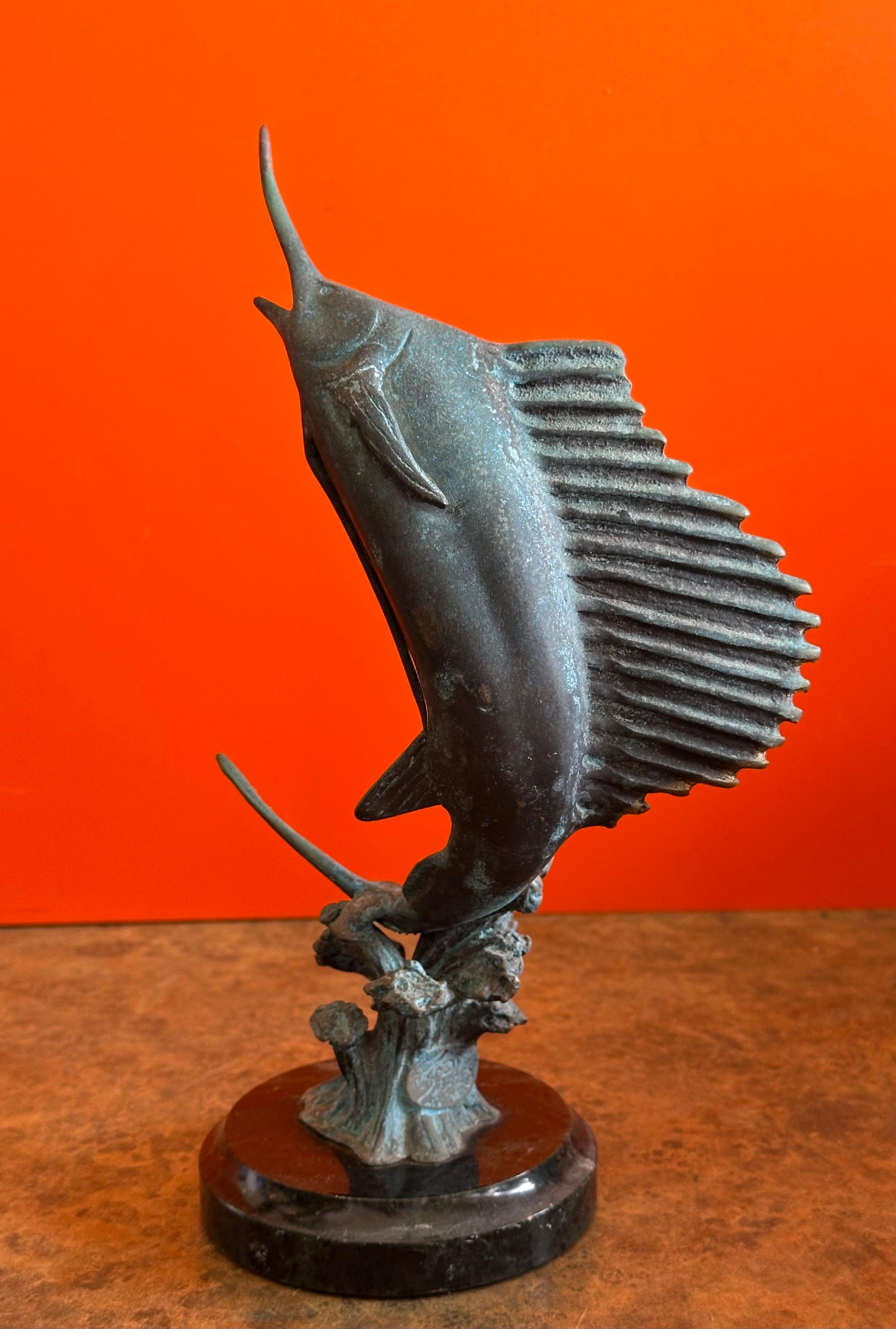 Bronzo Piccola scultura in bronzo Verdigris di pesce spada/marlin su base di marmo in vendita