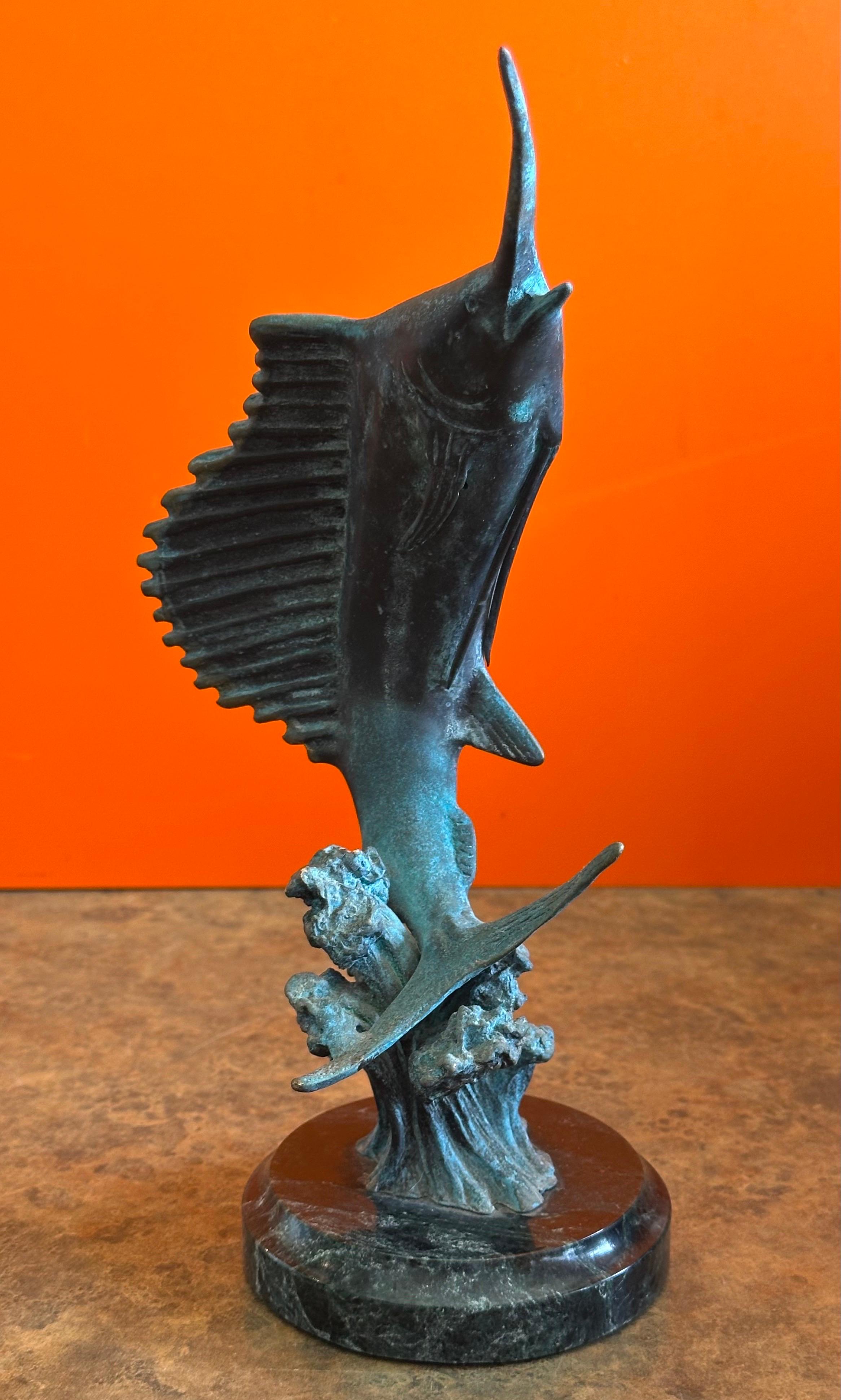 Piccola scultura in bronzo Verdigris di pesce spada/marlin su base di marmo in vendita 1
