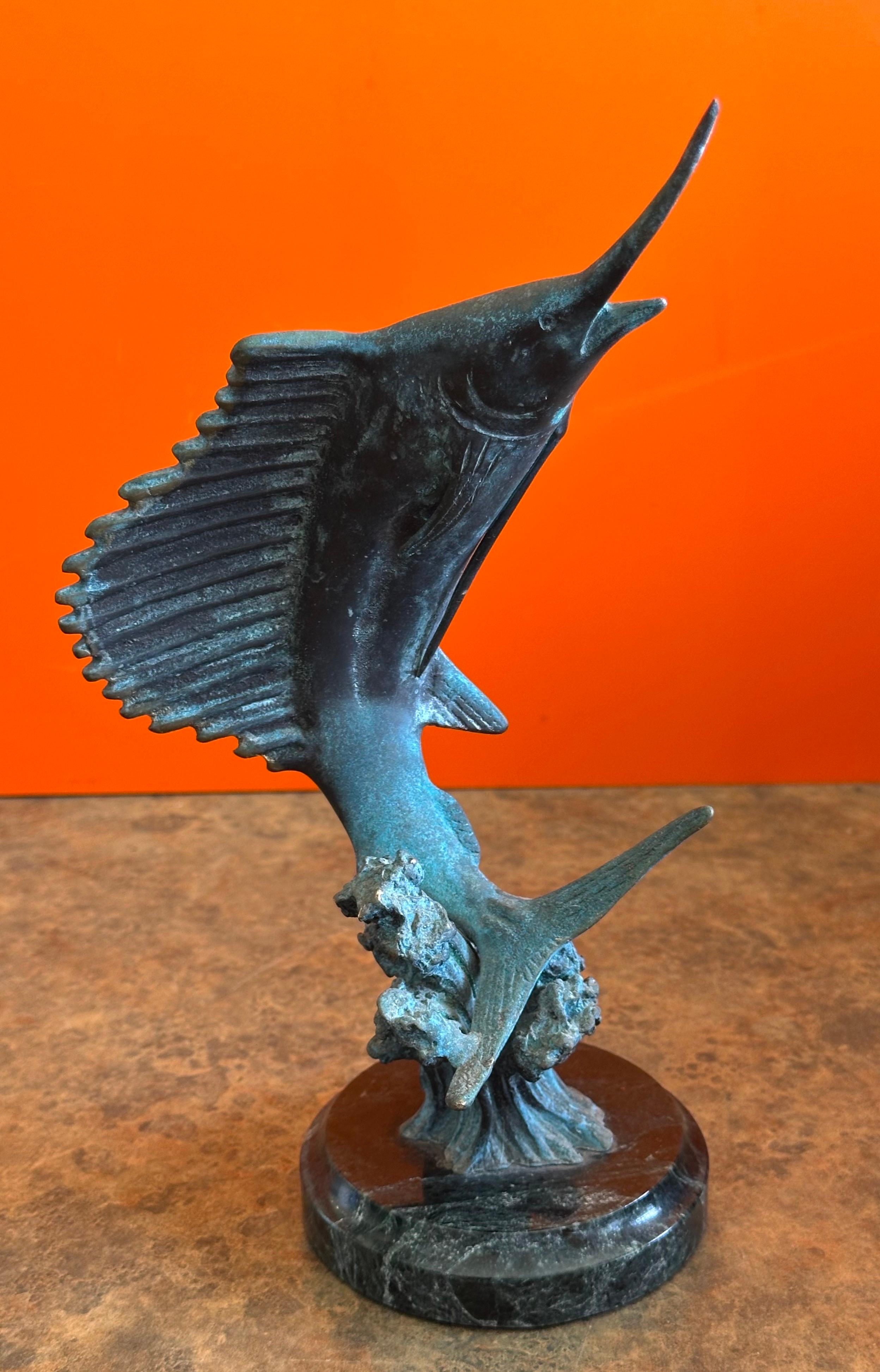 Piccola scultura in bronzo Verdigris di pesce spada/marlin su base di marmo in vendita 2