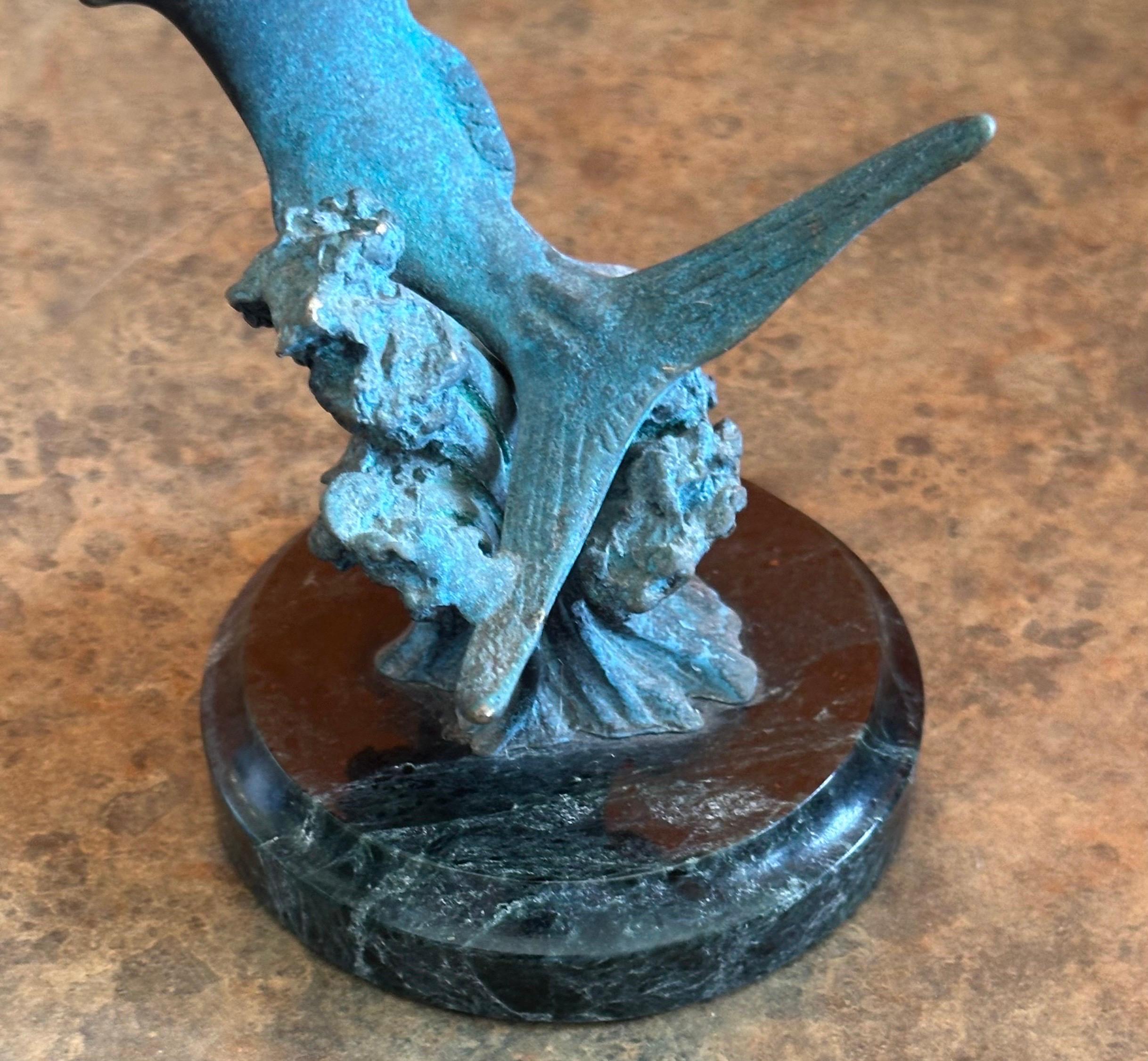 Piccola scultura in bronzo Verdigris di pesce spada/marlin su base di marmo in vendita 3