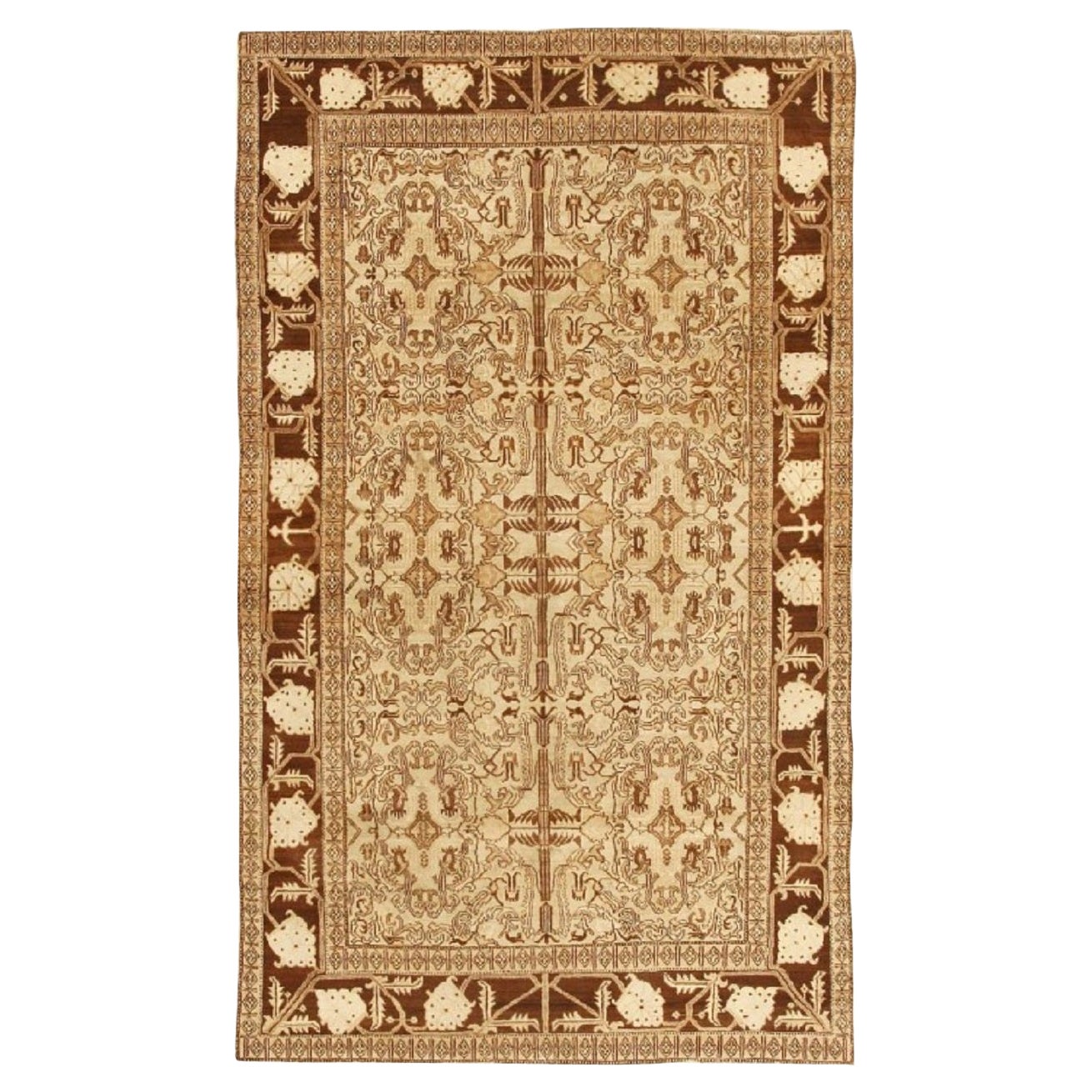 Petit tapis indien ancien d’Agra brun et ivoire. Taille : 4 pieds x 6 pieds 8 po.