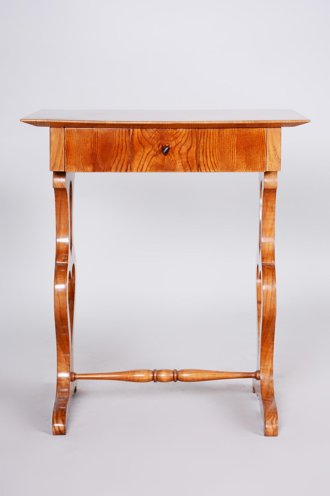Czech Biedermeier small table.
Period: 1830-1839
Material: Walnut
Shellac polished.