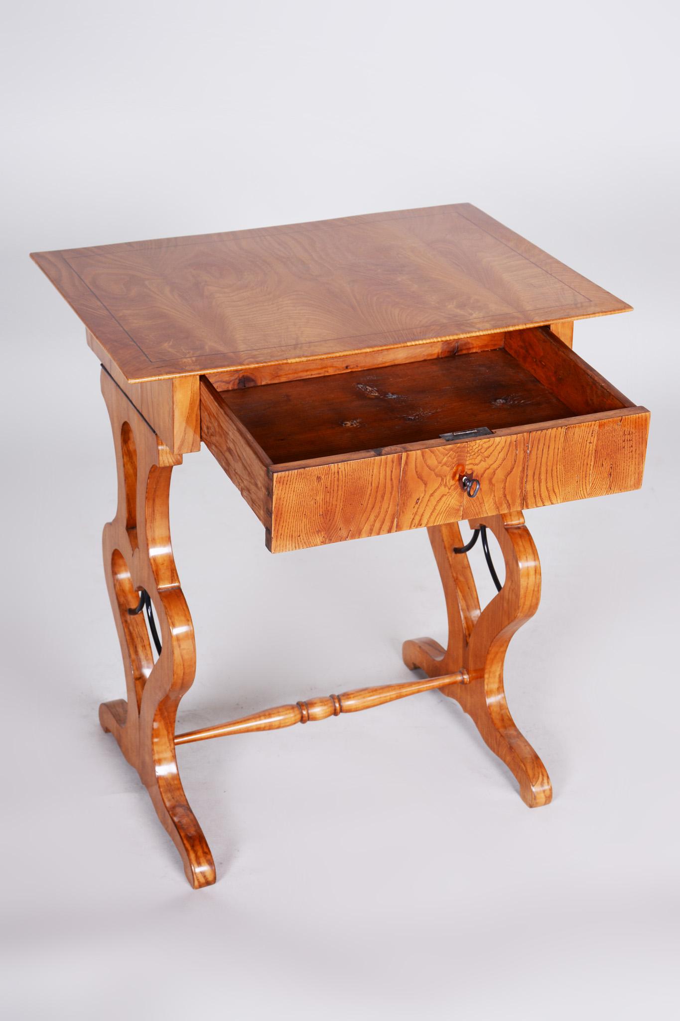 Small Brown Ash Biedermeier Side Table, Czechia Bohemia, 1830s, Shellac Polished For Sale 3