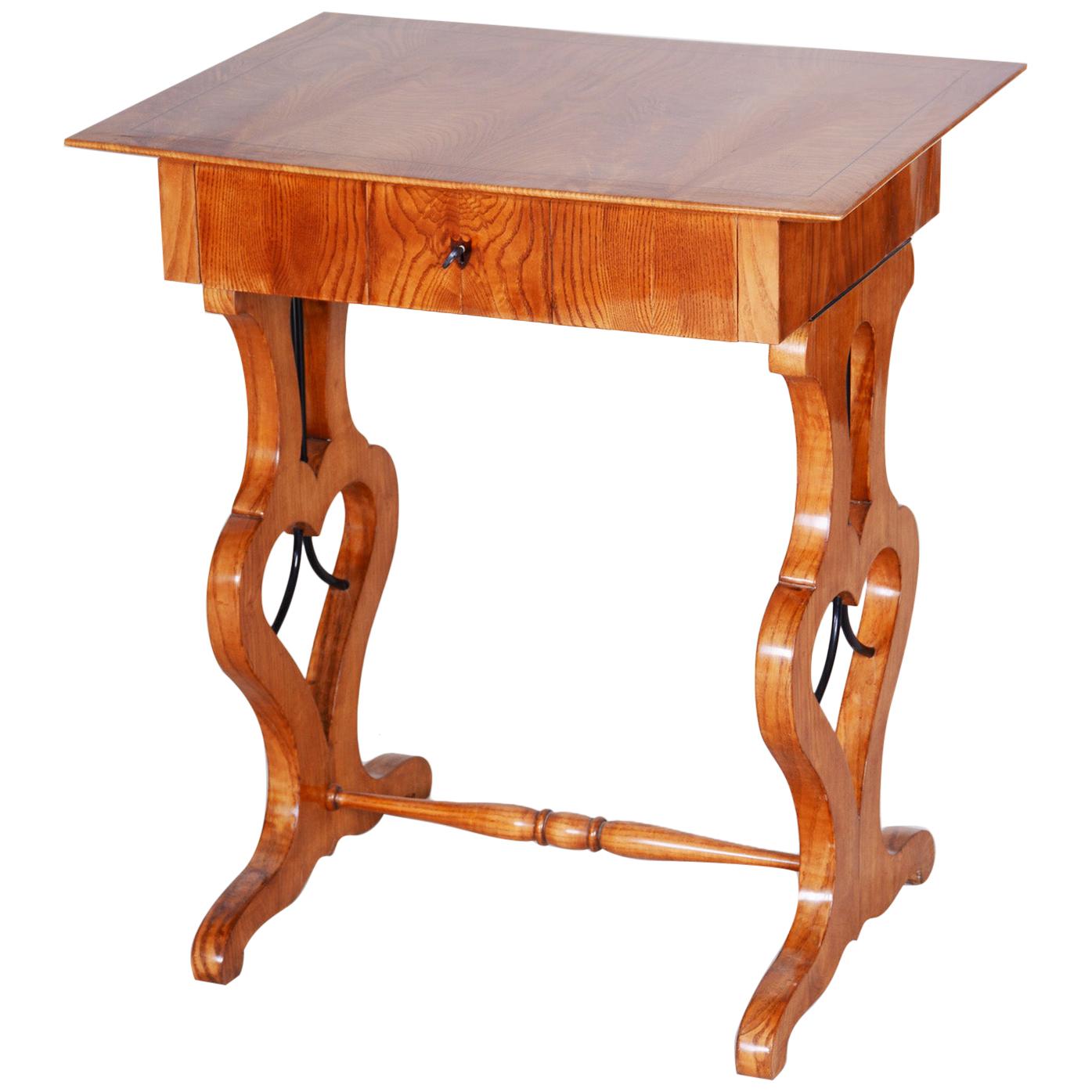 Small Brown Ash Biedermeier Side Table, Czechia Bohemia, 1830s, Shellac Polished For Sale