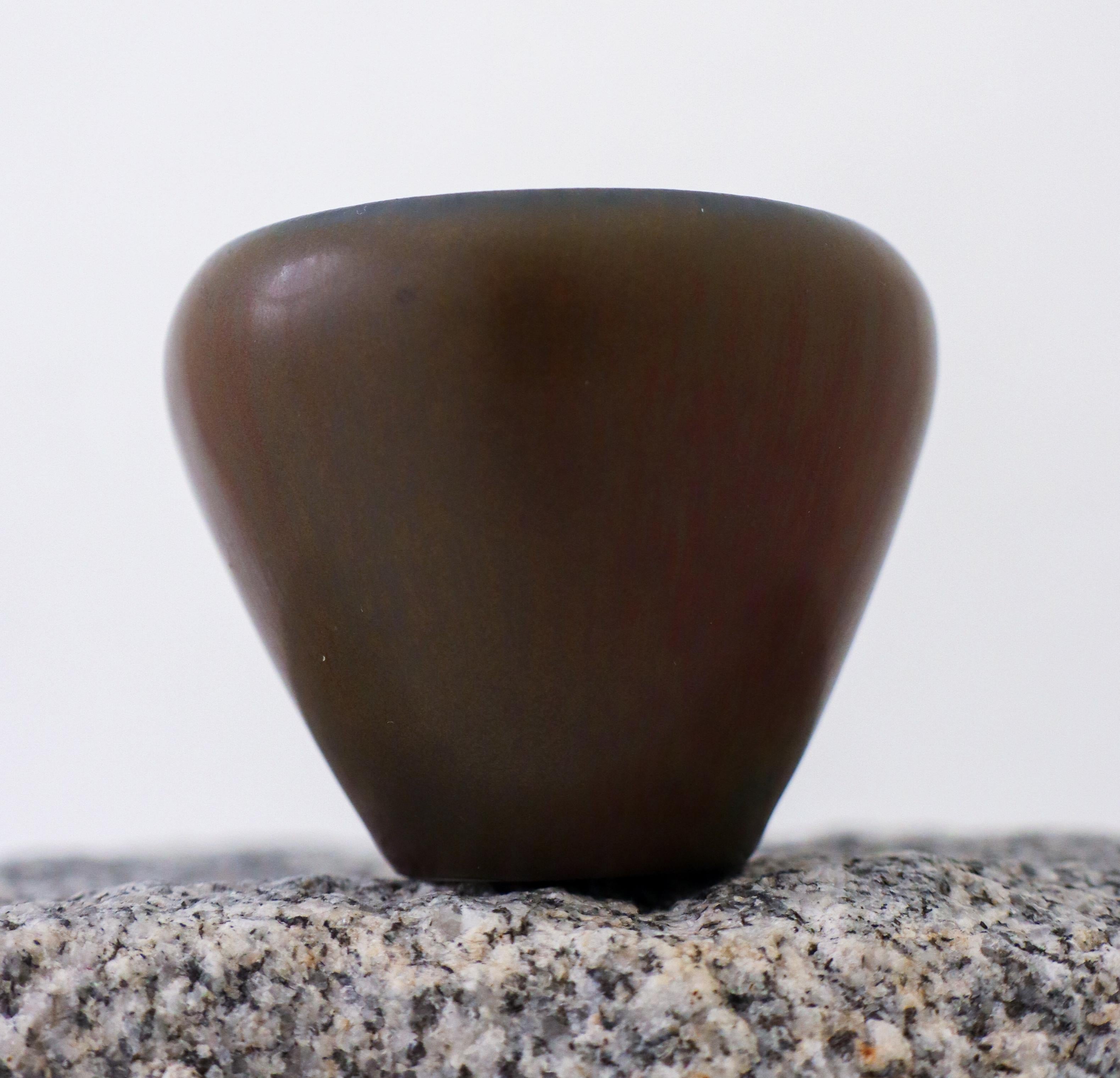 Un petit bol miniature avec une belle glaçure brune en fourrure de har, conçu par Carl-Harry HAR à Rörstrand. Il mesure 7 cm de diamètre et 5,5 cm de haut. Il est en excellent état et marqué comme étant de 1ère qualité

Carl-Harry Stålhane est l'un