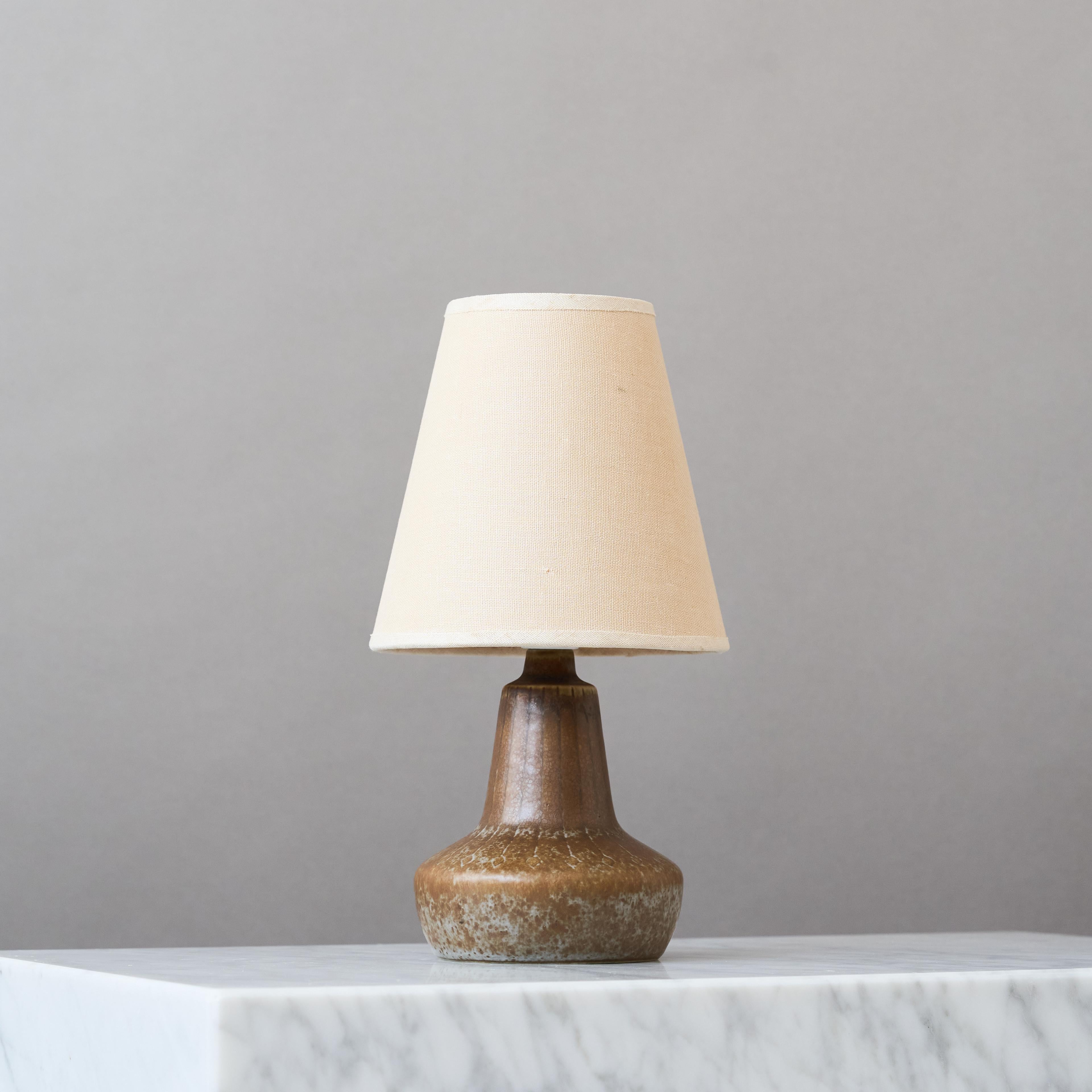 A beautiful mid-century stoneware table lamp with amazing glaze
Made by Gunnar Nylund for Rörstrand, Sweden, 1950s.

Great original condition. 
Signed 'G.N.' and makers mark 'R'.

Sold without lampshade.

Dimensions of the lamp (without the