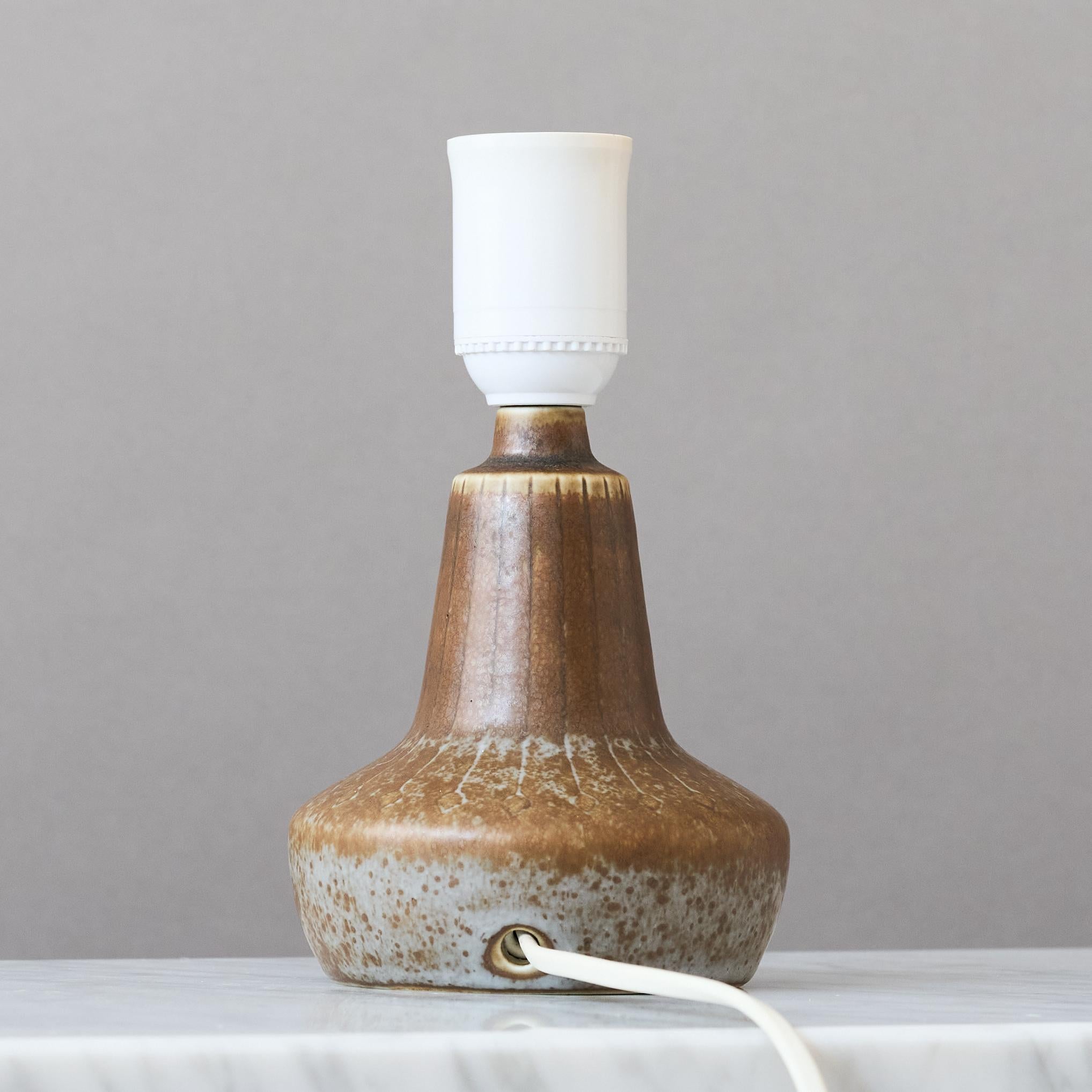 Small Brown Ceramic Table Lamp by Gunnar Nylund for Rörstrand, Sweden, 1950s. In Good Condition For Sale In Malmö, SE