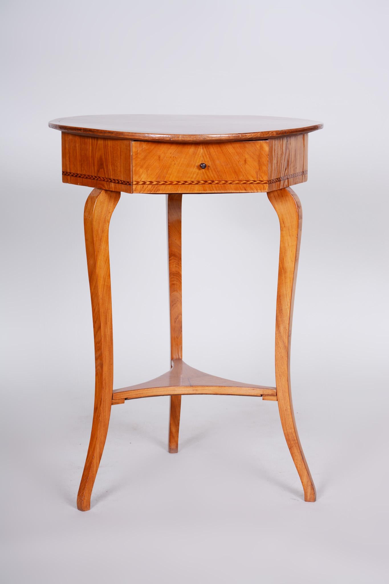 Biedermeier - Petite table classique.
Période : 1780-1839
MATERIAL : Orme
Source : Autriche (Vienne)
Polissage à la gomme-laque.