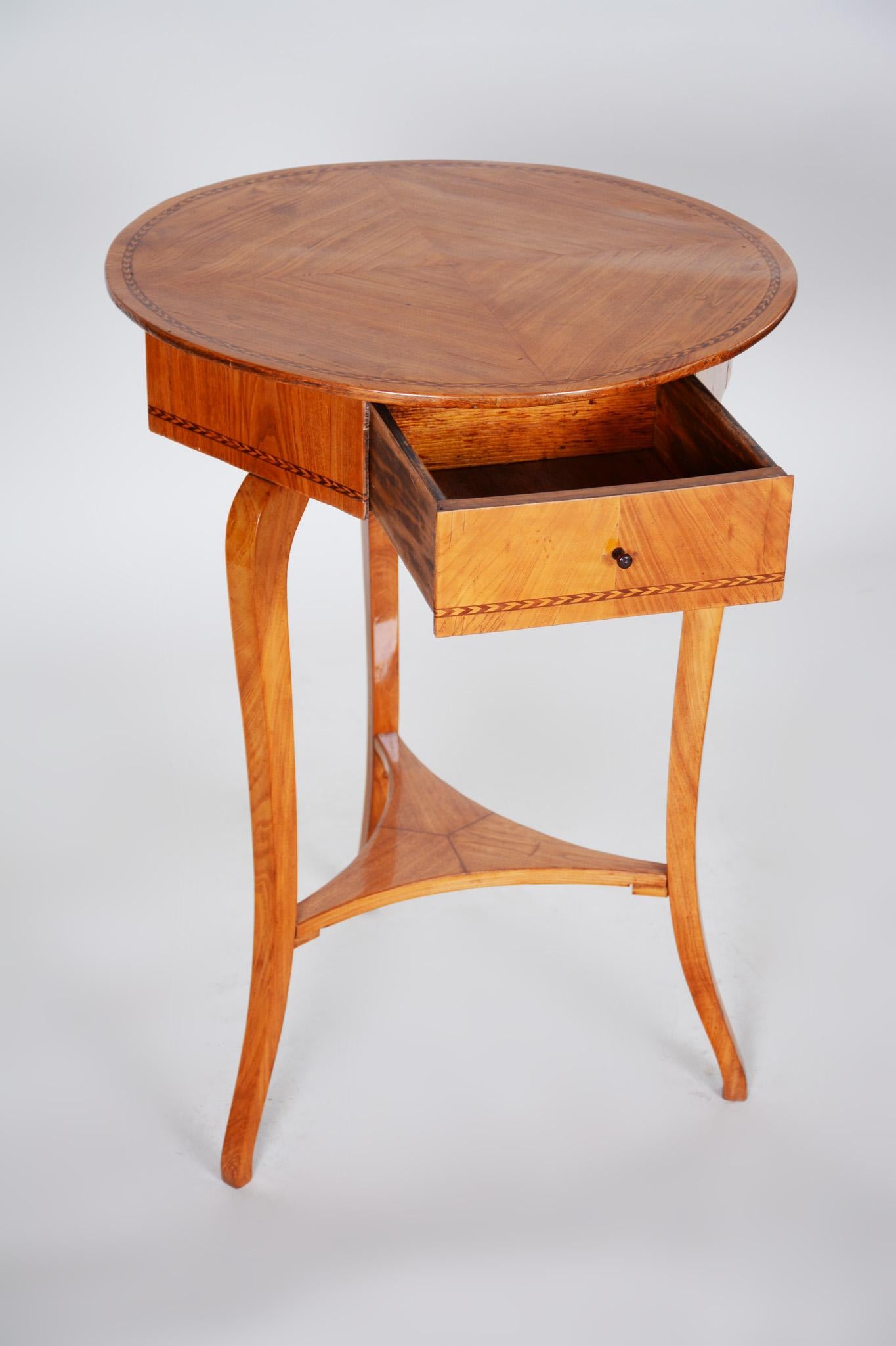 Small Brown Elm Biedermeier Side Round Table, Austria, 1780s, Shellac Polished For Sale 1