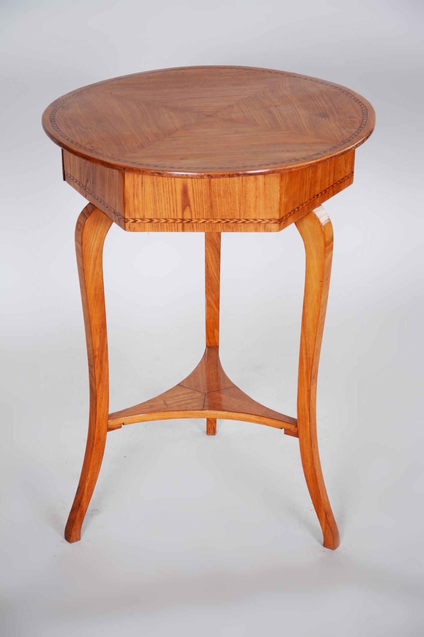 Petite table ronde d'appoint Biedermeier en orme brun, Autriche, années 1780, polie à la gomme-laque en vente 3