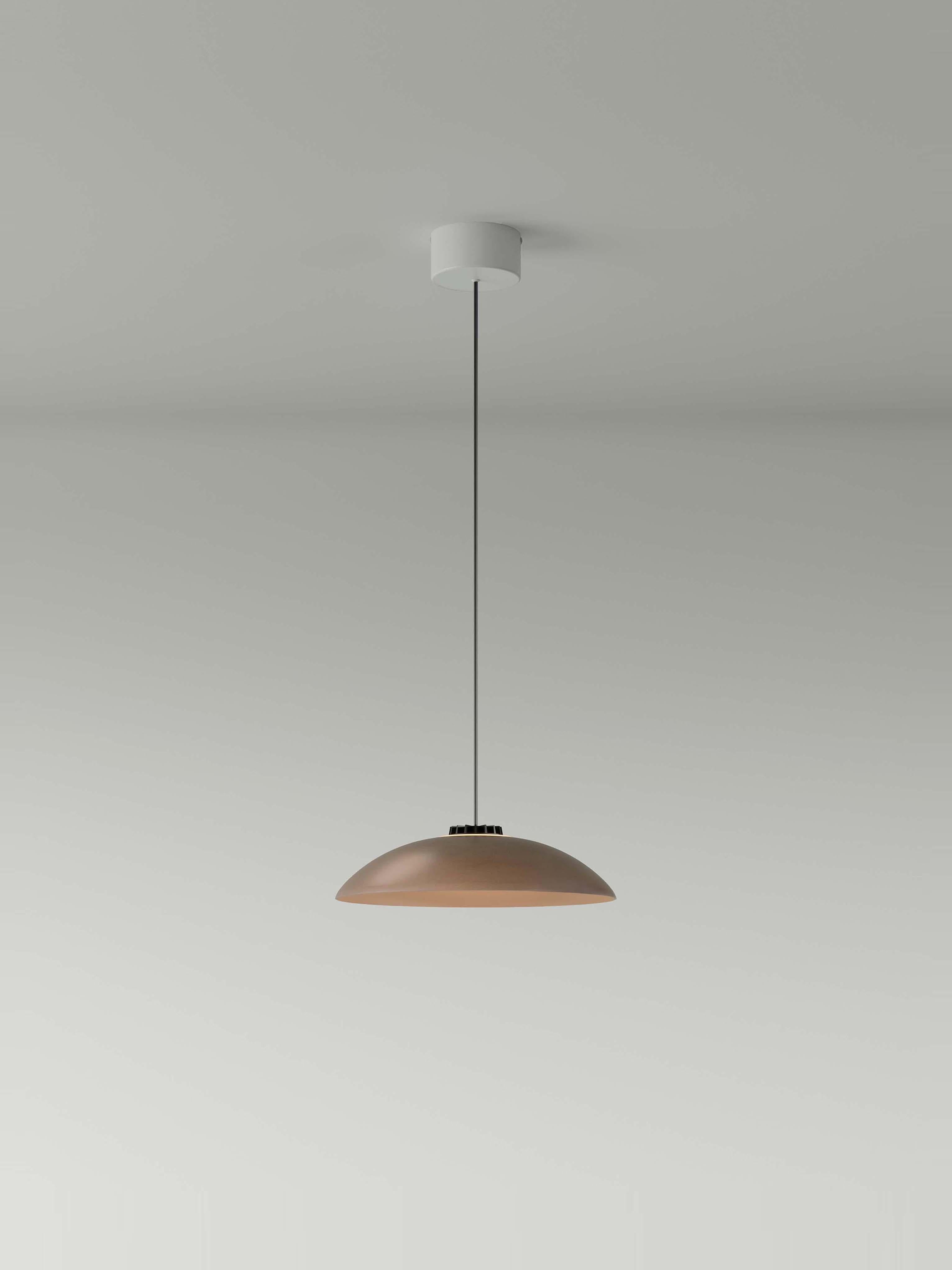 Moderne Petite lampe à suspension marron en forme de chapeau de tête par Santa & Cole en vente