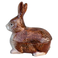 Petite soupière à lapin en majolique brune Caugant