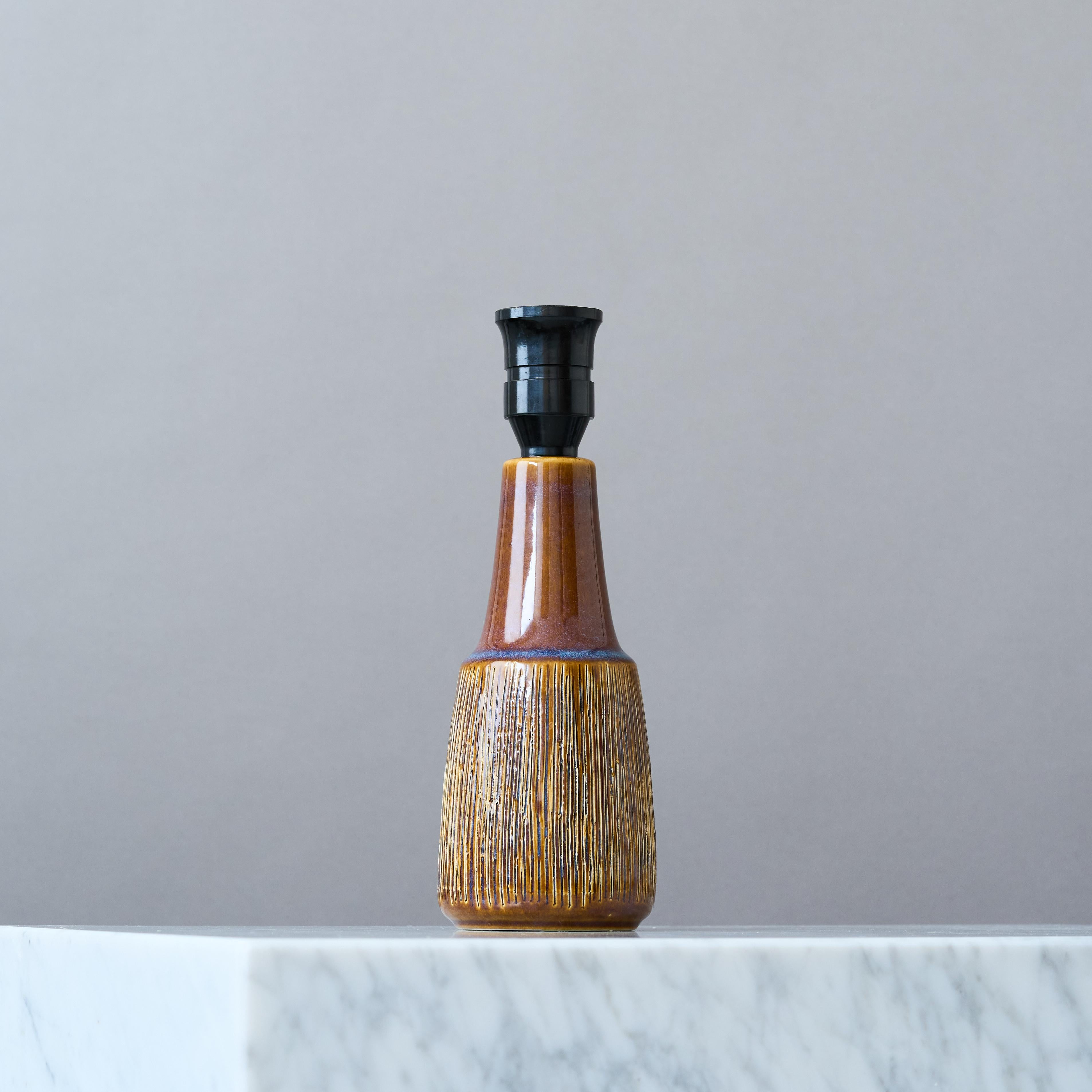 A beautiful mid-century stoneware table lamp with amazing glaze.
Made by Søholm Stentøj, Denmark, 1960s.

Great original condition. 
Signed 'Søholm Denmark Stentøj'.

Sold without lampshade.

Dimensions of the lamp (without the shade):
Height (incl.