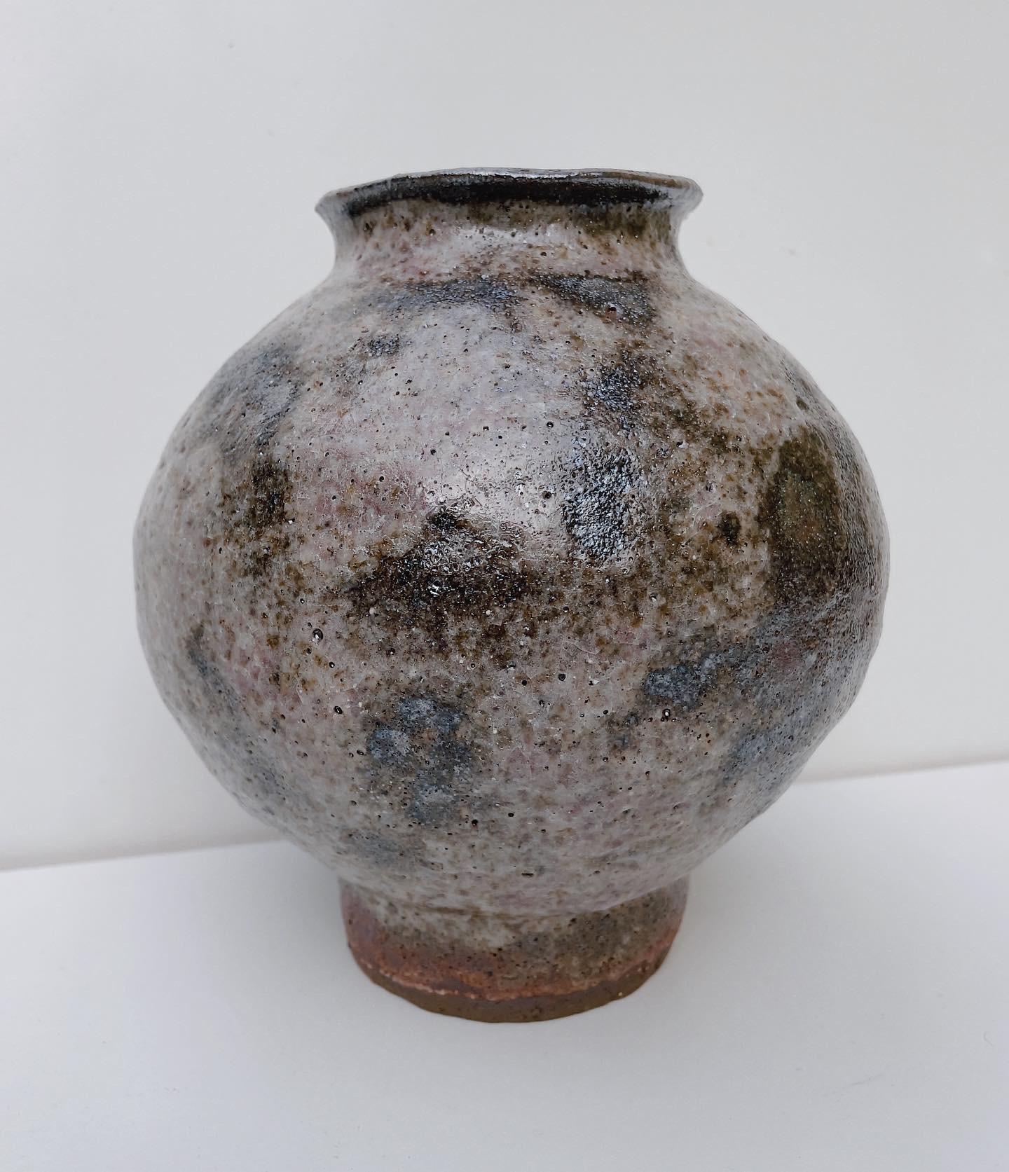 Small brown rituals vase by Lisa Geue
Dimensions: D 17 x W 16 x H 16 cm
Materials: Terracotta, Shino glazes, multiple firings
Non-functional.

By researching ancient and indigenous rites, practices, and rituals, Geue observes the meaning of the