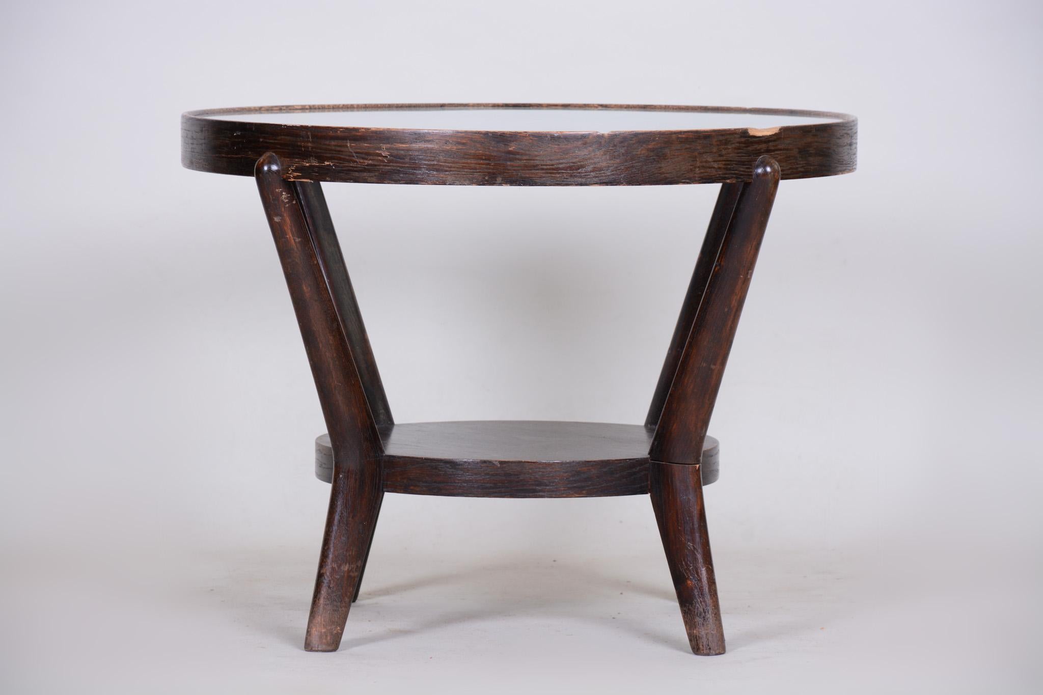 Petite table, Tchécoslovaquie, matériau : chêne
Période : 1940-1949.





  