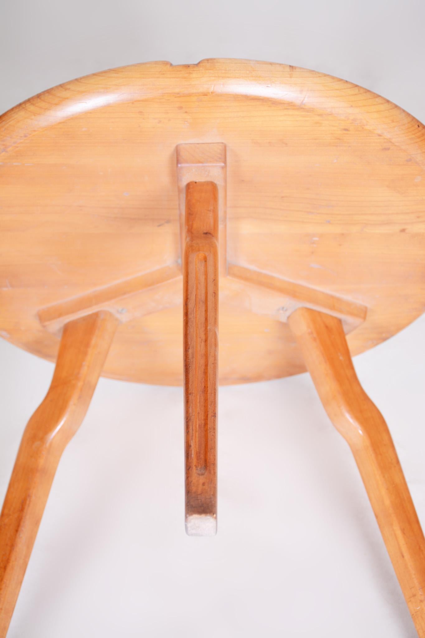 Petite table ronde marron, Tchèque, milieu du siècle dernier, fabriquée à partir d'un cerisier, années 1940 en vente 1