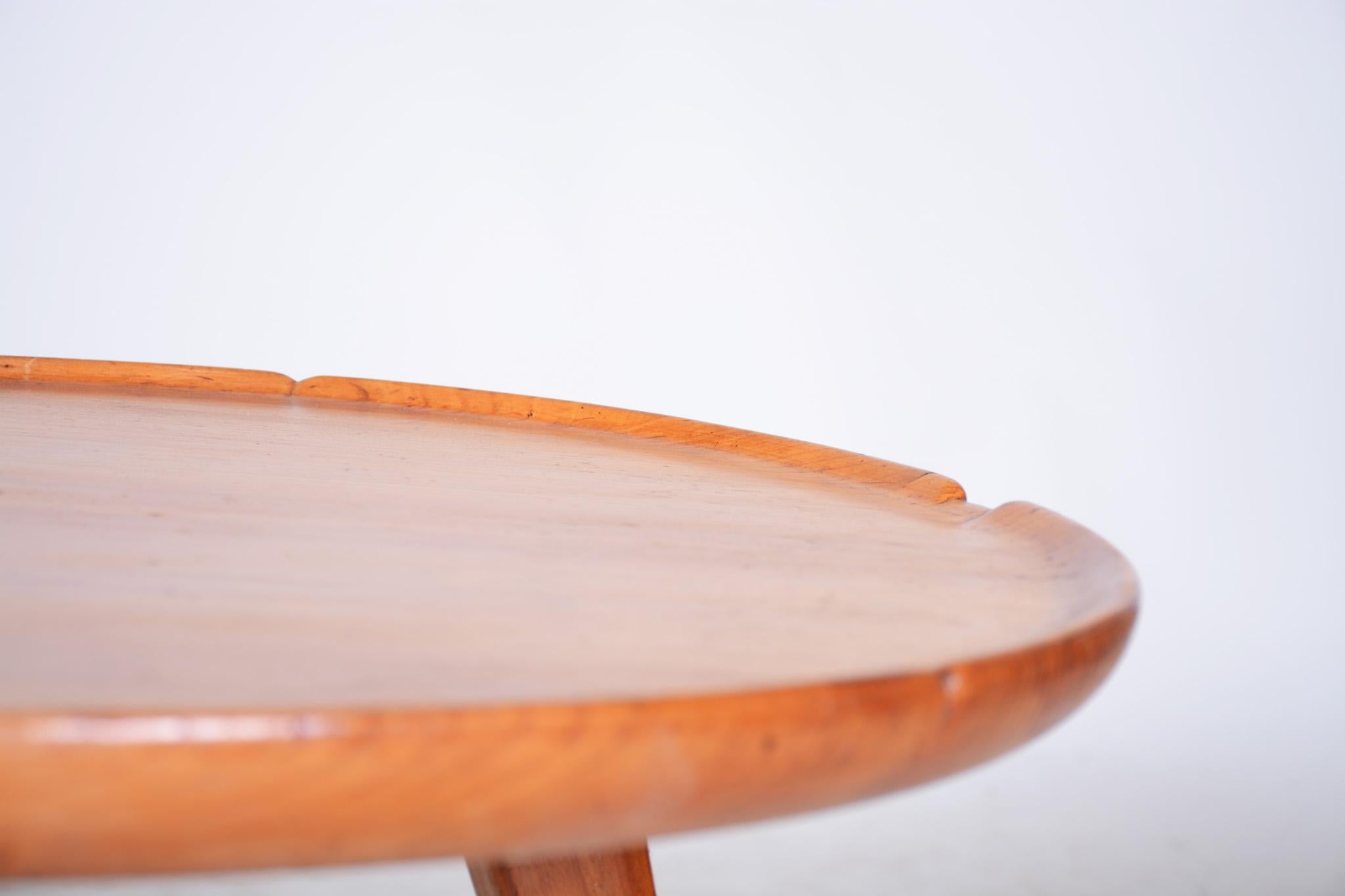 Petite table ronde marron, Tchèque, milieu du siècle dernier, fabriquée à partir d'un cerisier, années 1940 en vente 2