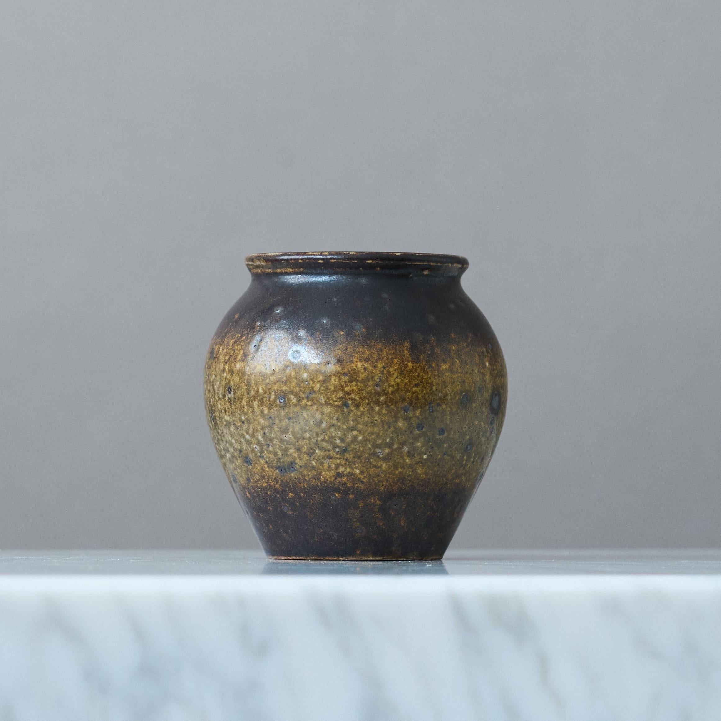 A small beautiful stoneware bowl with amazing glaze. 
Made by Claes Thell, in the artist's studio, Höganäs, Sweden, 1967.

Excellent condition. Signed Thell '66.

Claes Thell is a Swedish ceramicist known for his intricate and sculptural pieces that