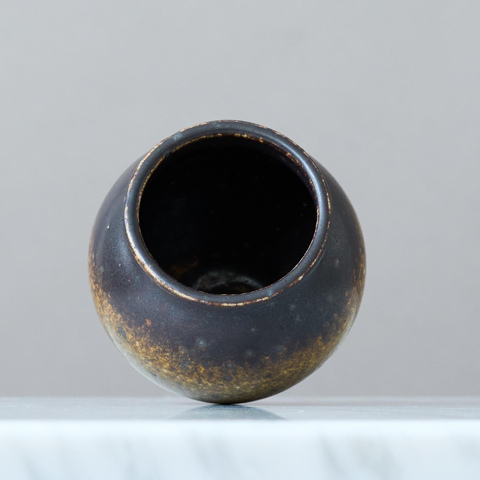 Scandinavian Modern Small Brown Stoneware Bowl by Swedish Ceramist Claes Thell, 1966 For Sale