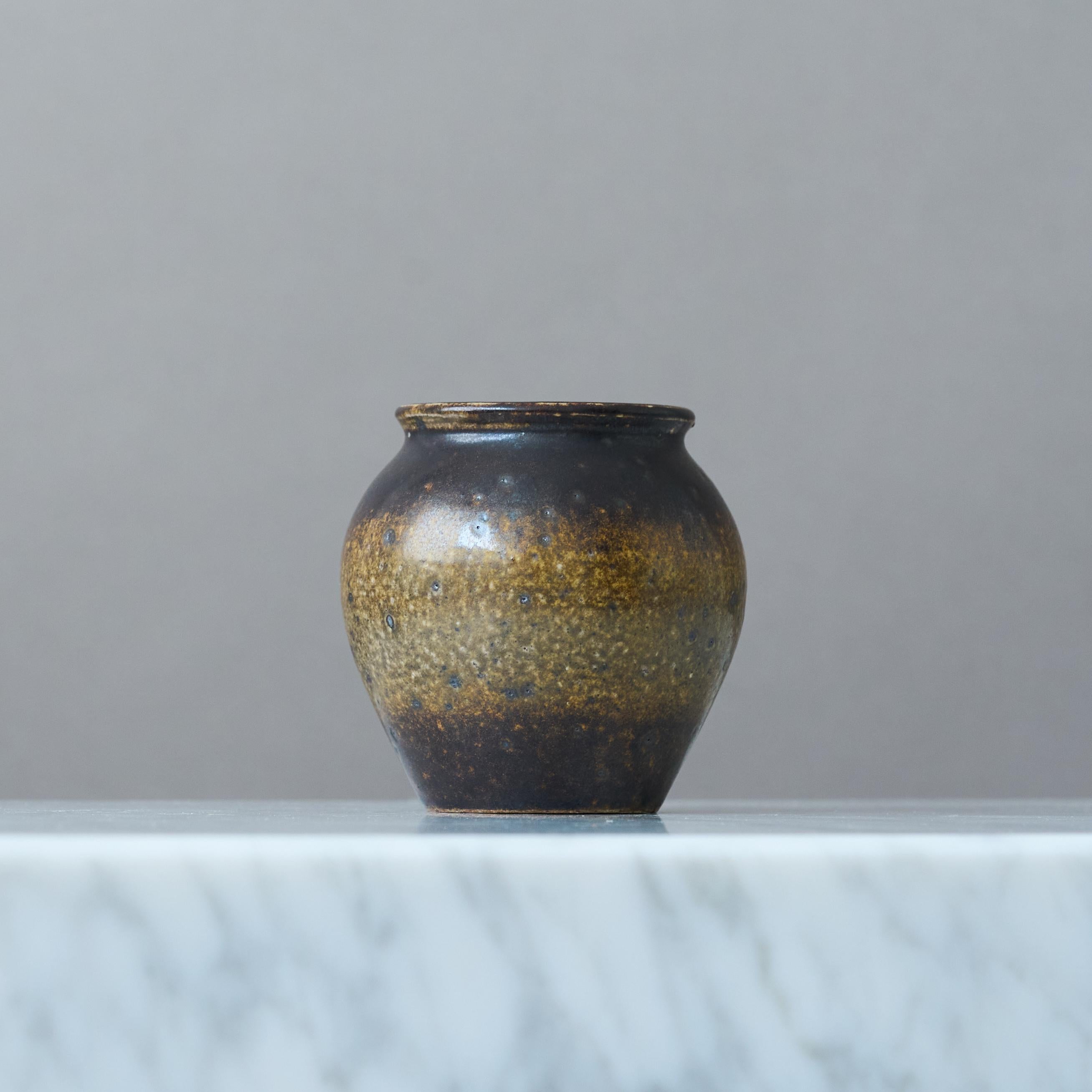 Small Brown Stoneware Bowl by Swedish Ceramist Claes Thell, 1966 In Good Condition For Sale In Malmö, SE