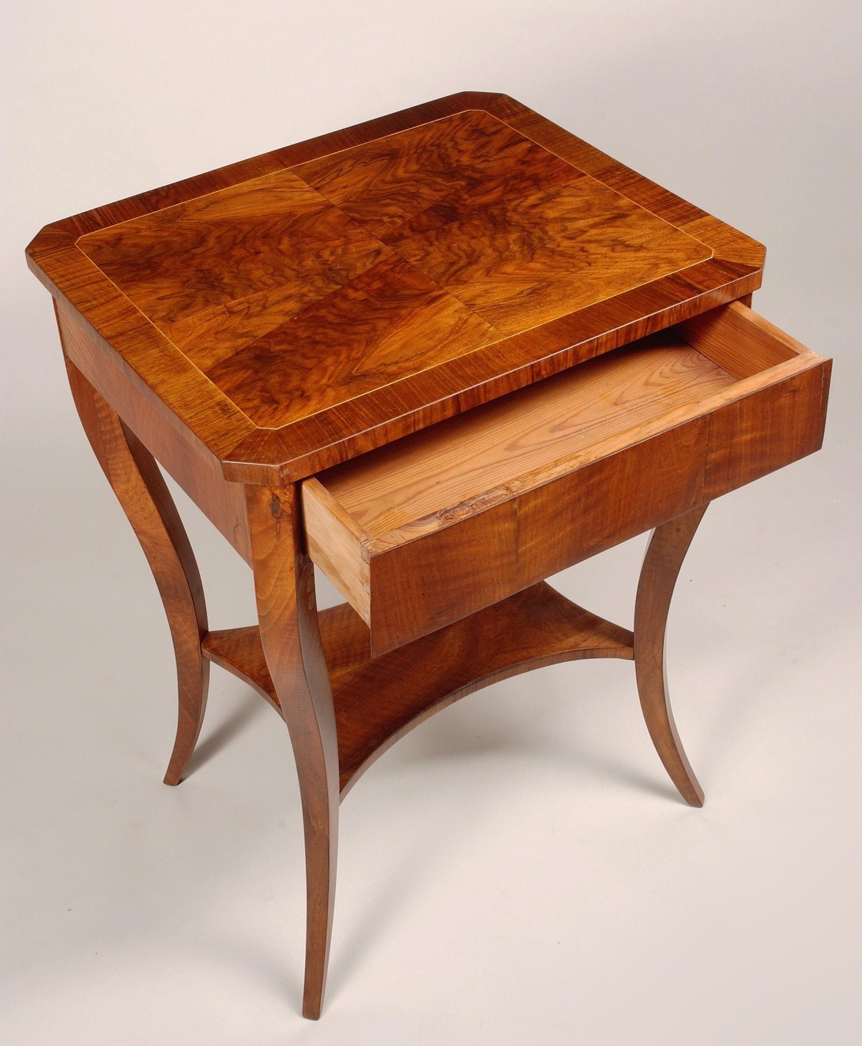 Biedermeier small table.
Period: 1830-1839
Material: Walnut
Source: Austria (Vienna)
Shellac polished.