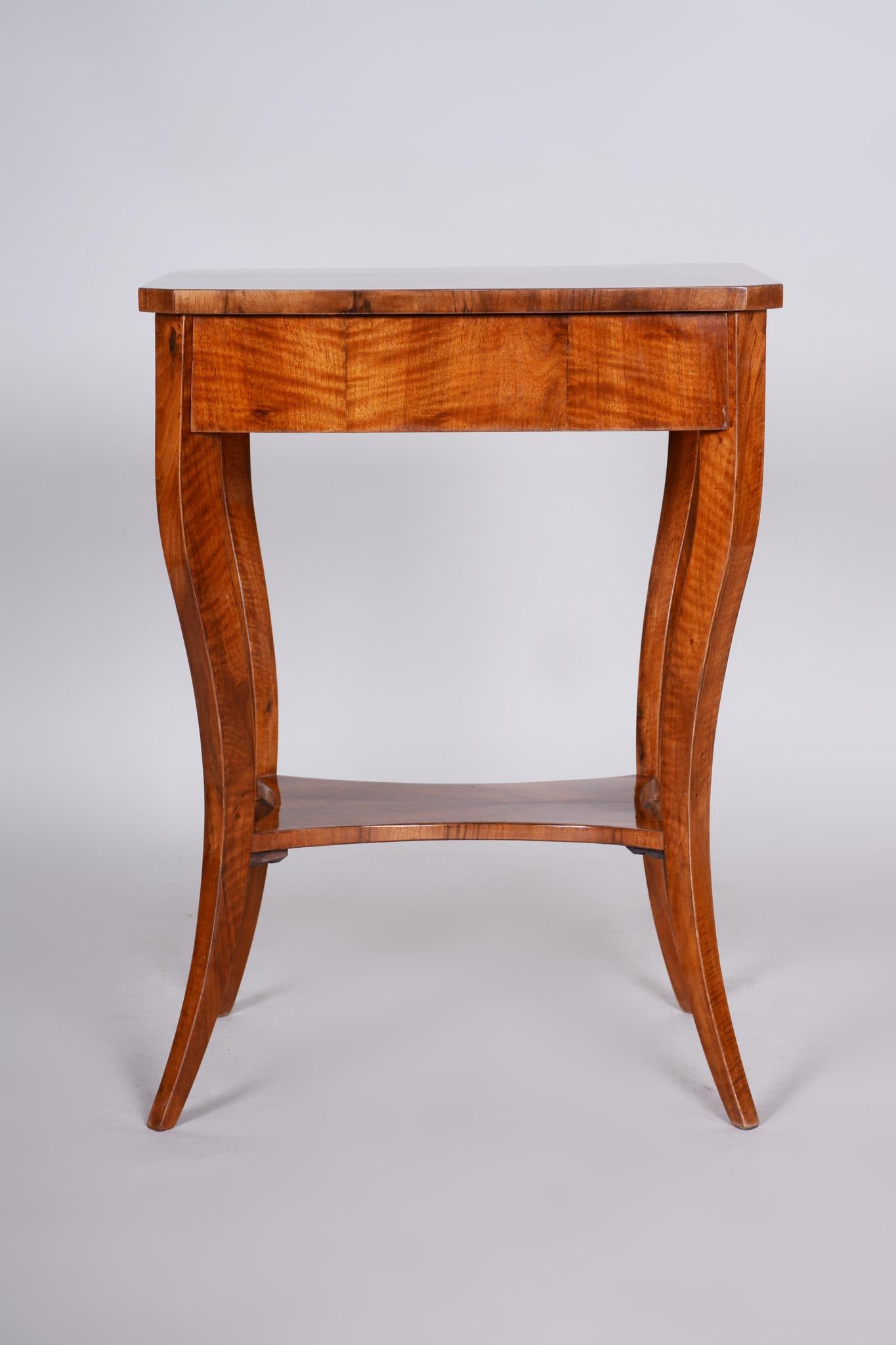Czech Small Brown Walnut Biedermeier Side Table, Austria, 1830s, Shellac Polished