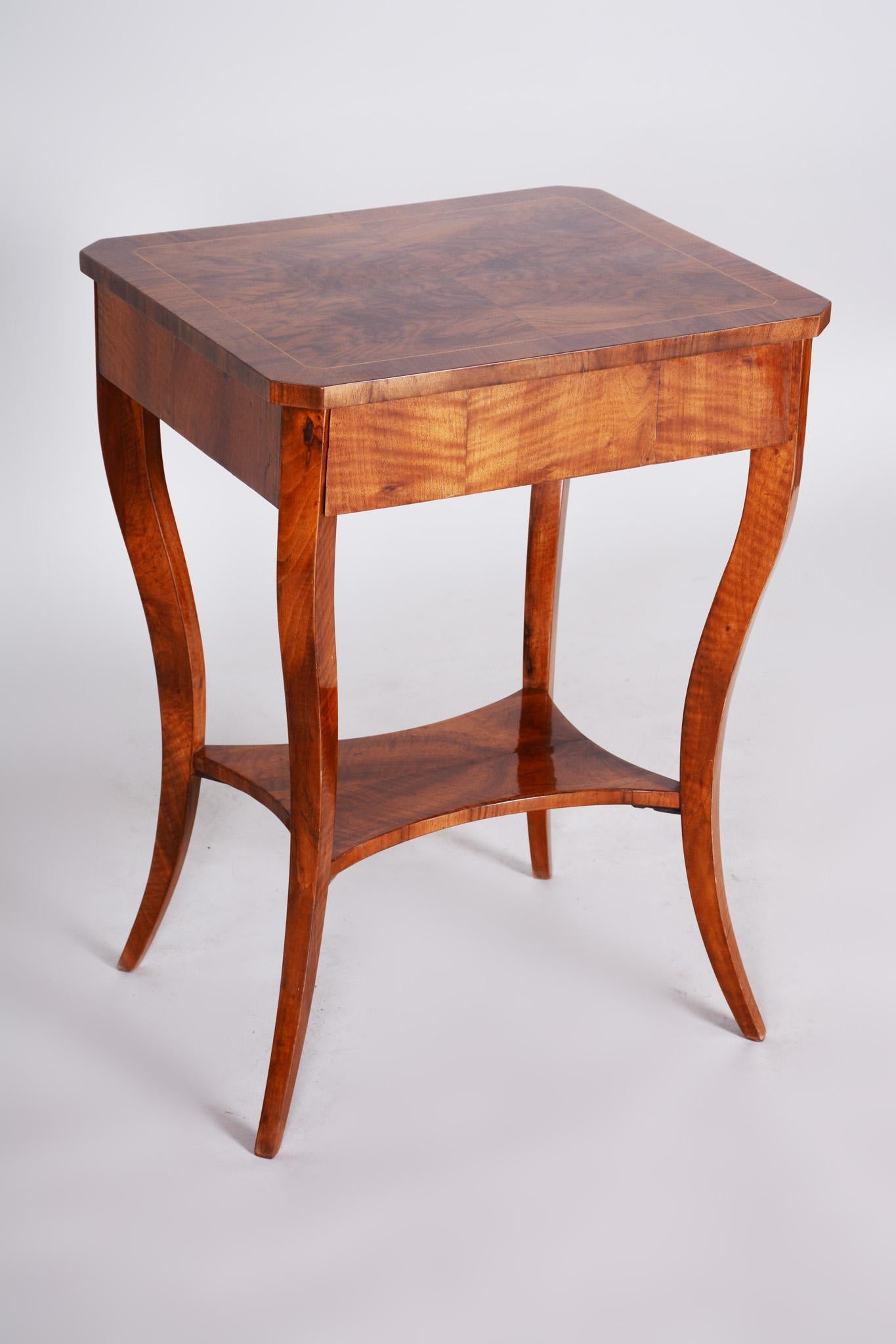 Small Brown Walnut Biedermeier Side Table, Austria, 1830s, Shellac Polished In Good Condition In Horomerice, CZ